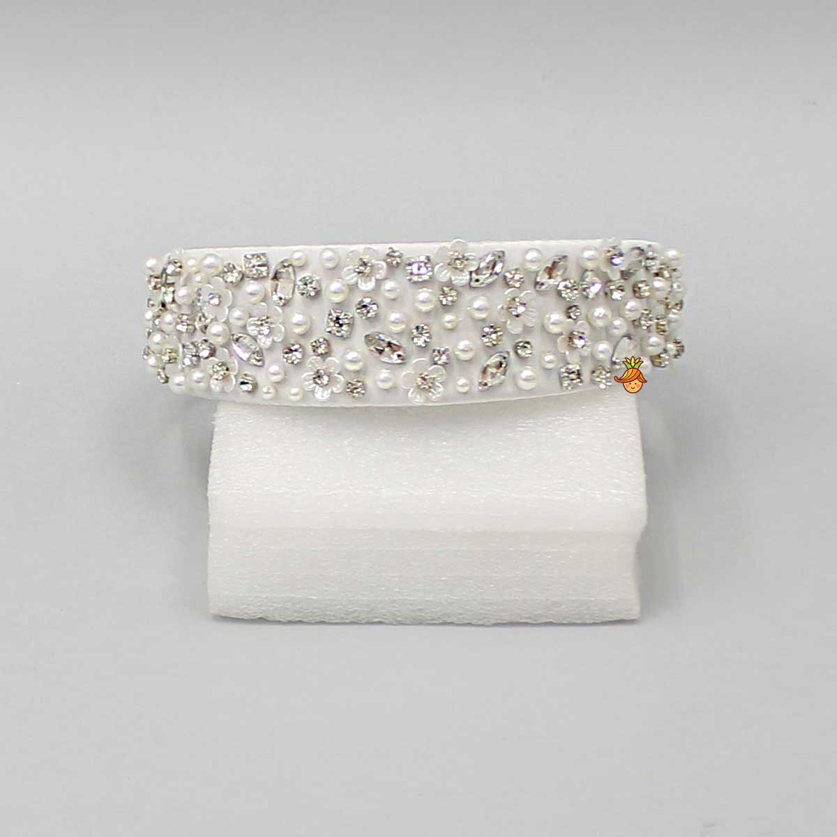 White Flowers And Pearls Embellished Fancy Hair Band