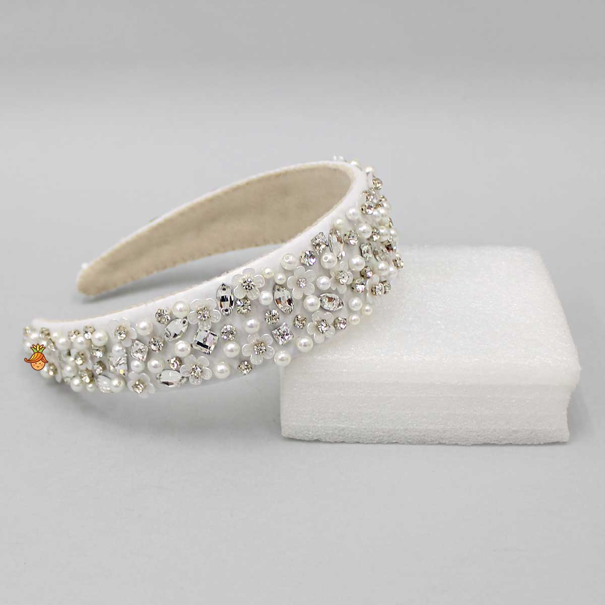 White Flowers And Pearls Embellished Fancy Hair Band