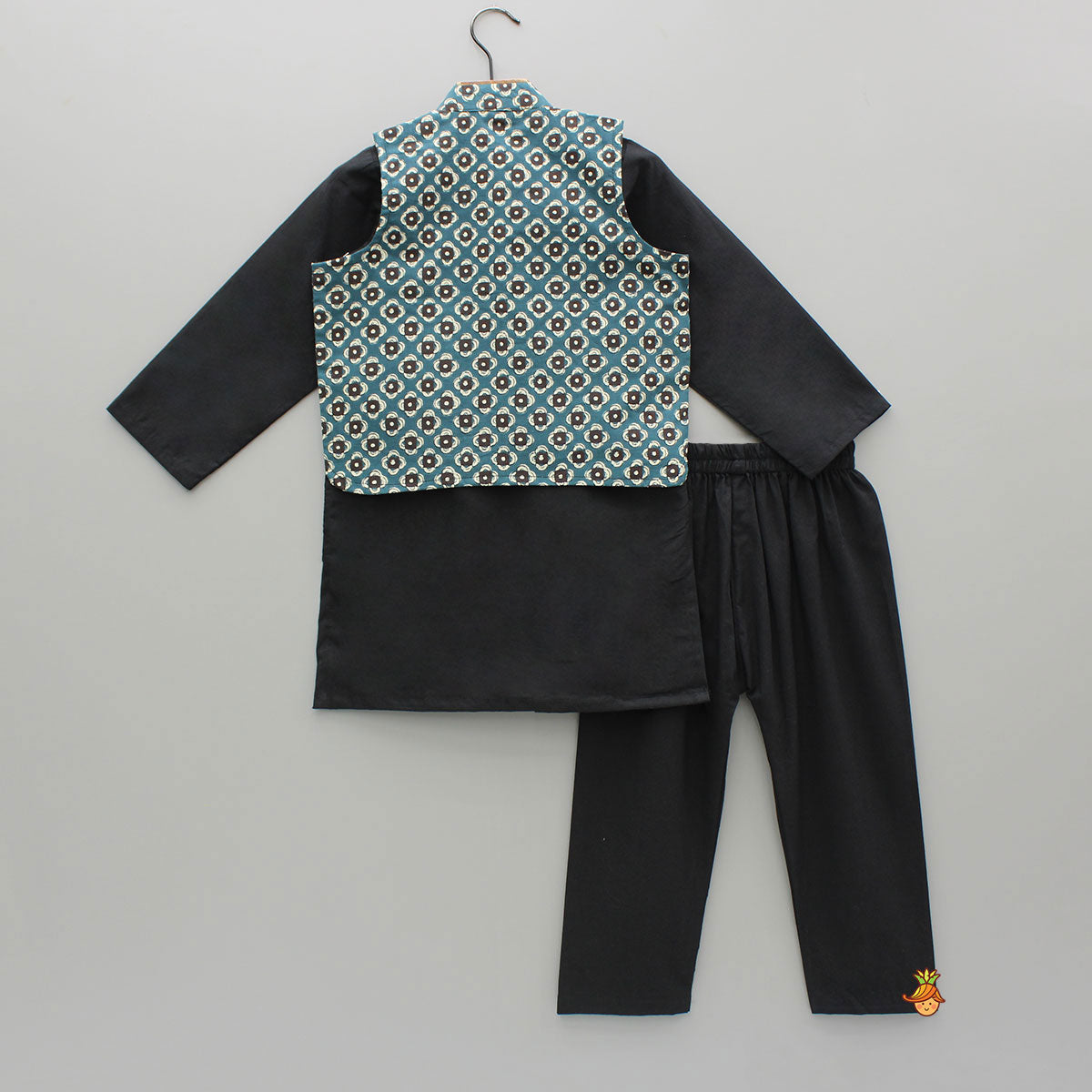 Pre Order: Pockets Detail Black Kurta With Printed Jacket And Pyjama