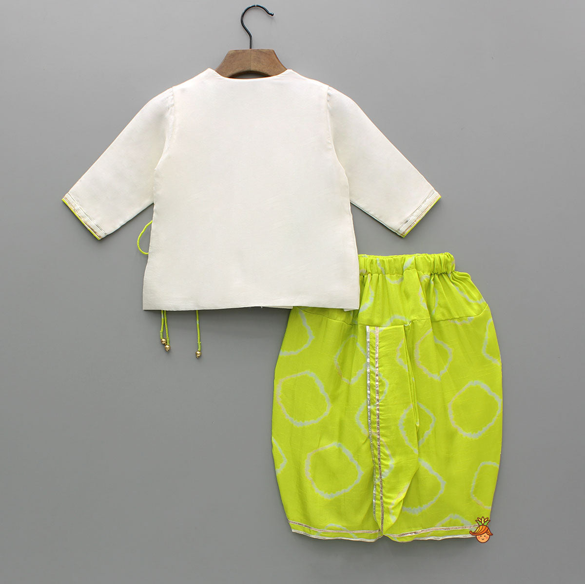 Pre Order: Mor Pankh Embroidered Off White Kurta And Green Dhoti With Mukut And Basuri