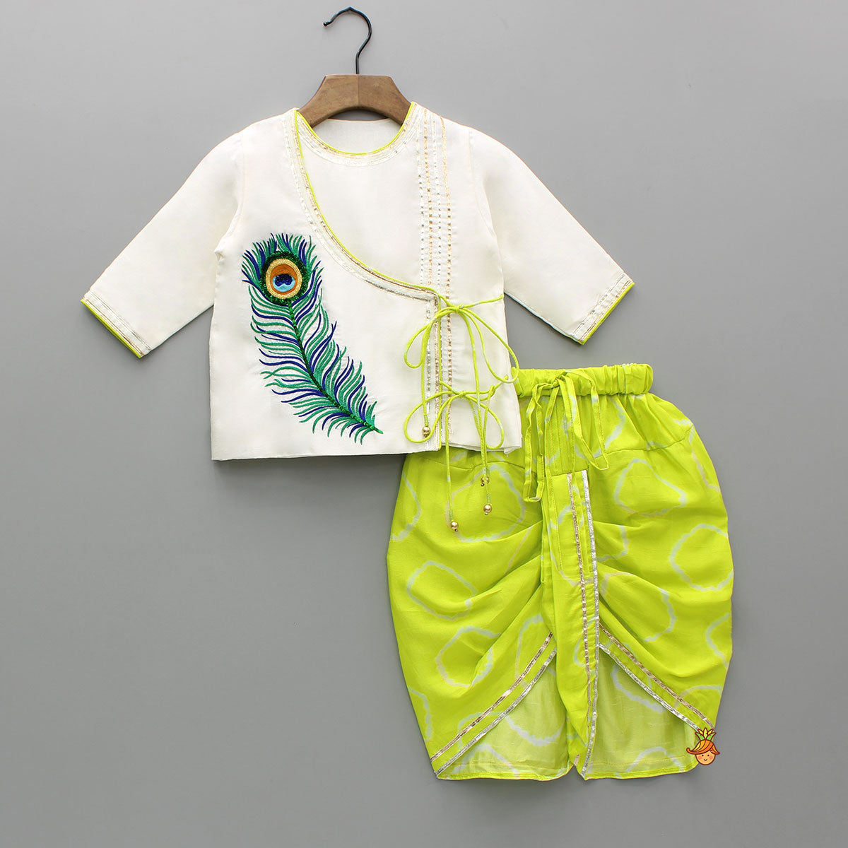 Pre Order: Mor Pankh Embroidered Off White Kurta And Green Dhoti With Mukut And Basuri