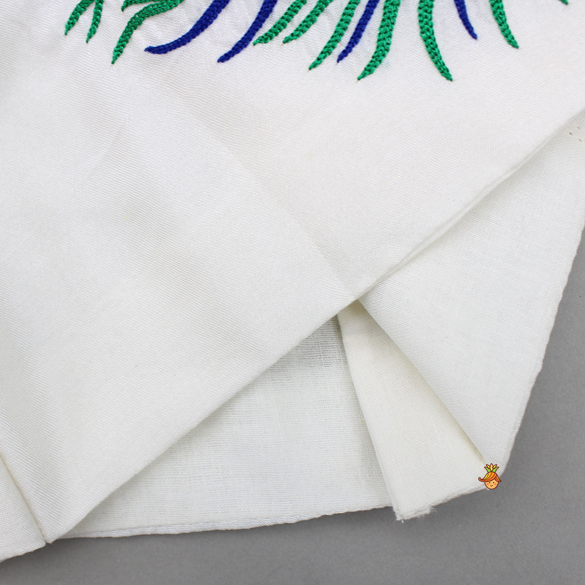 Pre Order: Mor Pankh Embroidered Off White Kurta And Green Dhoti With Mukut And Basuri