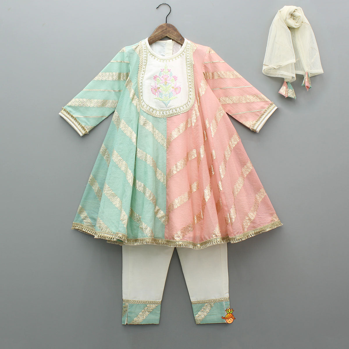 Pre Order: Thread-Embroidered Yoke Dual-Tone Kurti And Pant With Matching Dupatta