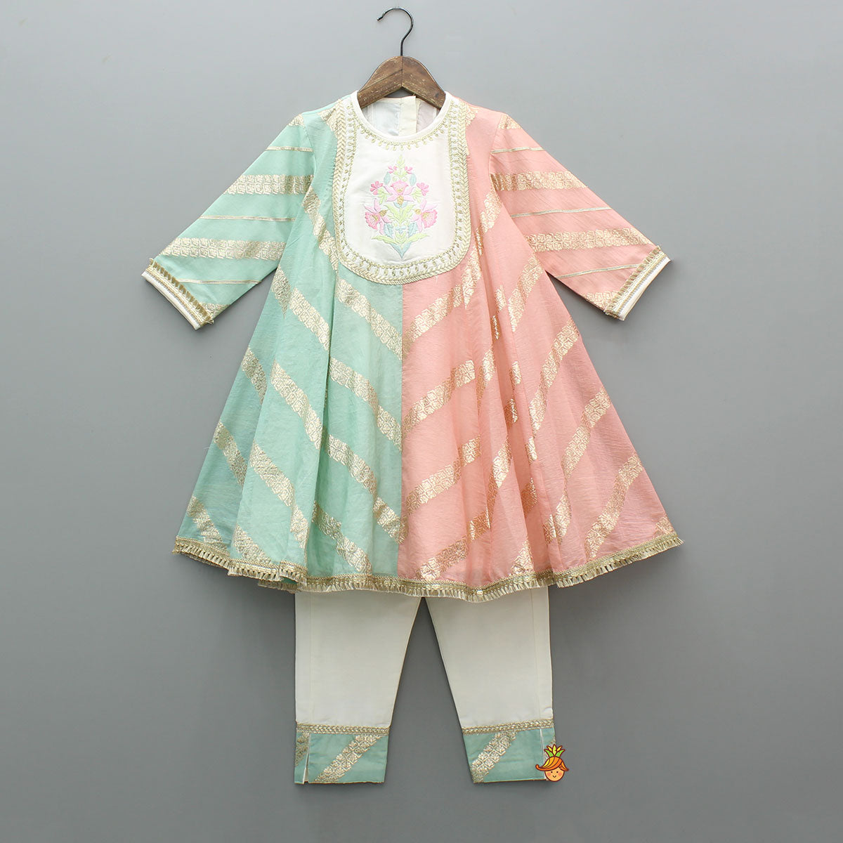 Pre Order: Thread-Embroidered Yoke Dual-Tone Kurti And Pant With Matching Dupatta