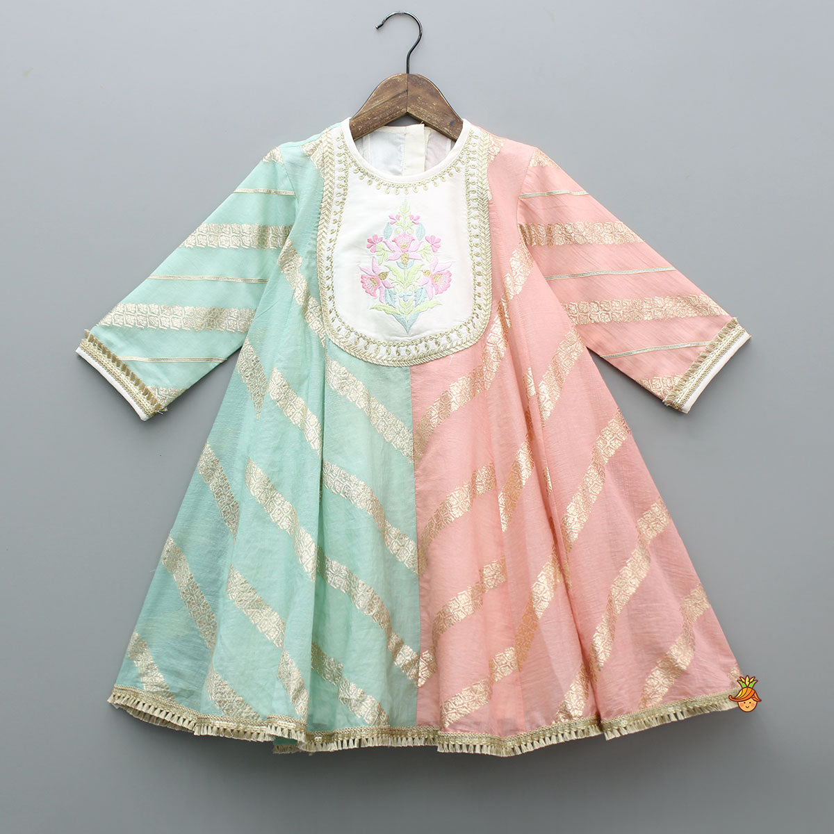 Pre Order: Thread-Embroidered Yoke Dual-Tone Kurti And Pant With Matching Dupatta