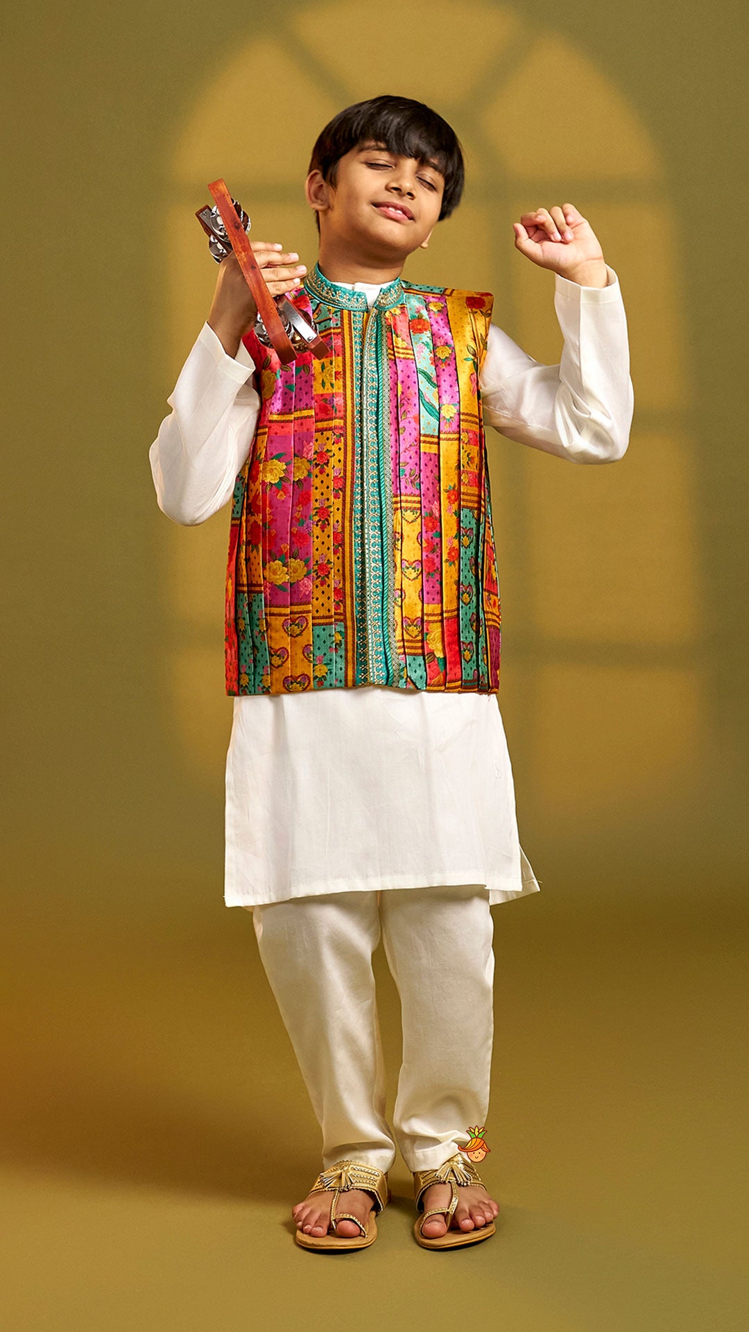 Pre Order: Off White Kurta With Printed Pleated Jacket And Pyjama