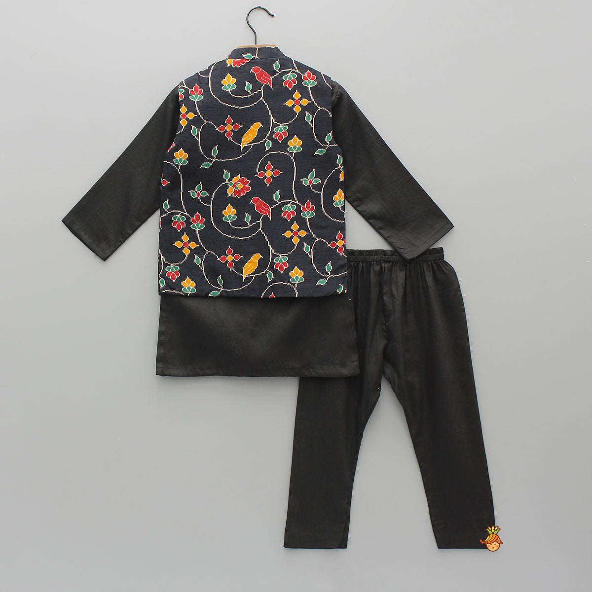 Pre Order: Ethnic Elegant Kurta With Pocket Detail Printed Jacket And Pyjama