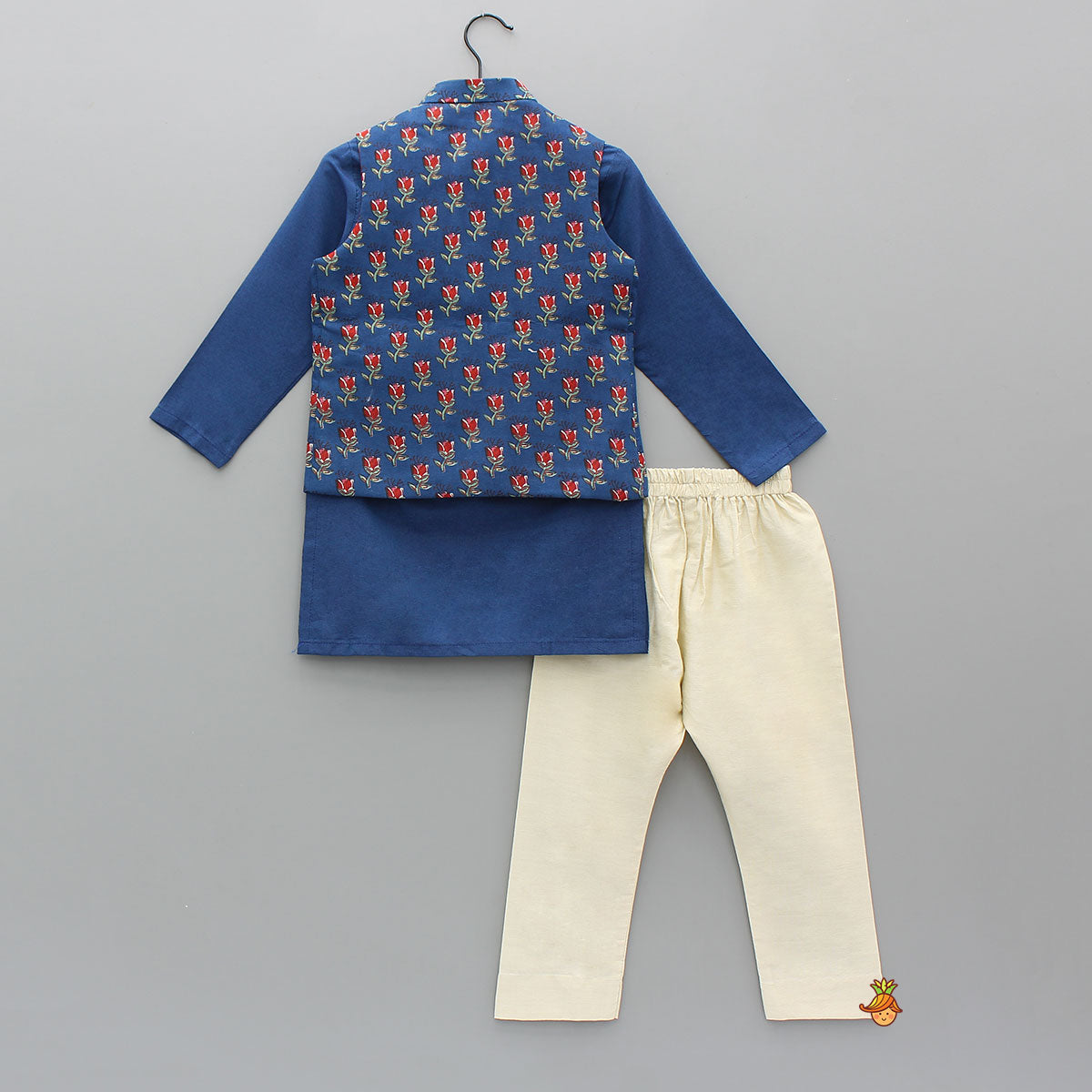 Pre Order: Ethnic Kurta With Pocket-Detail Jacket And Pyjama