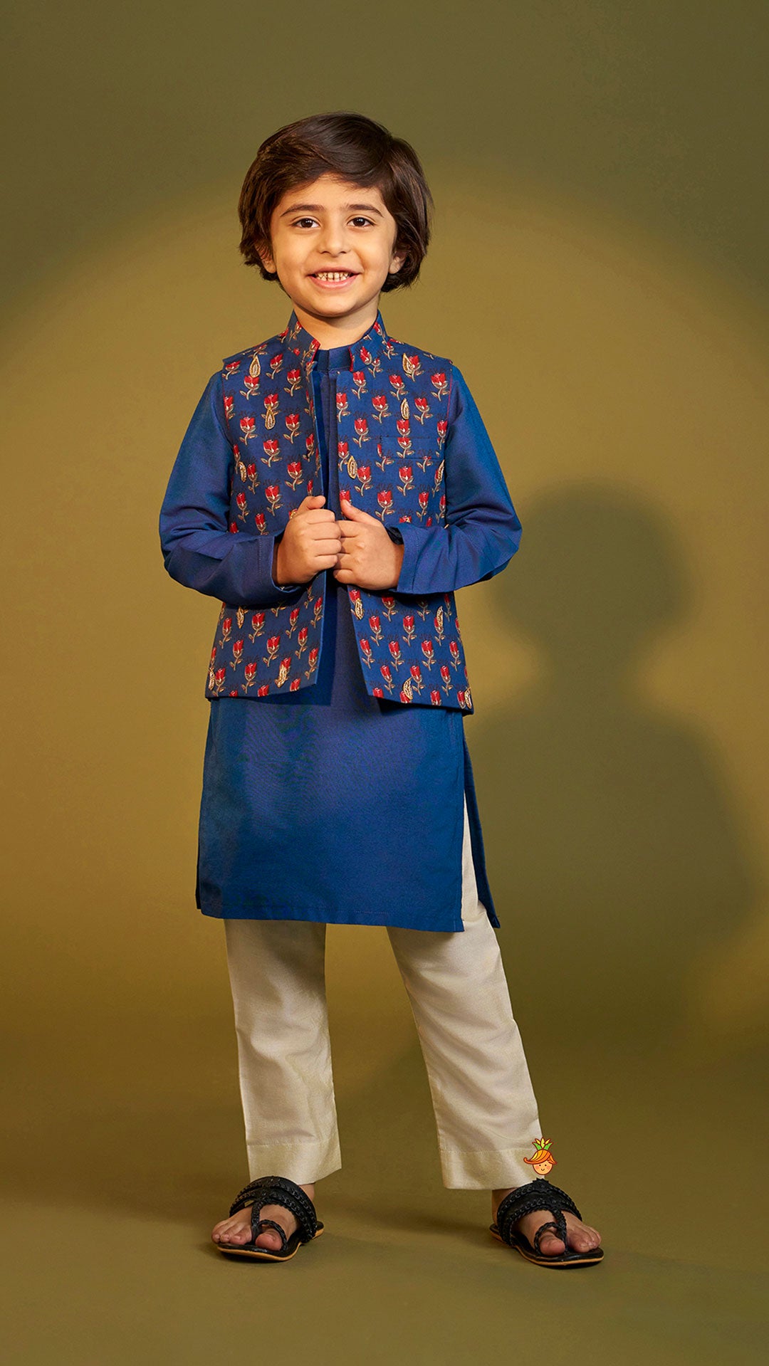 Pre Order: Ethnic Kurta With Pocket-Detail Jacket And Pyjama