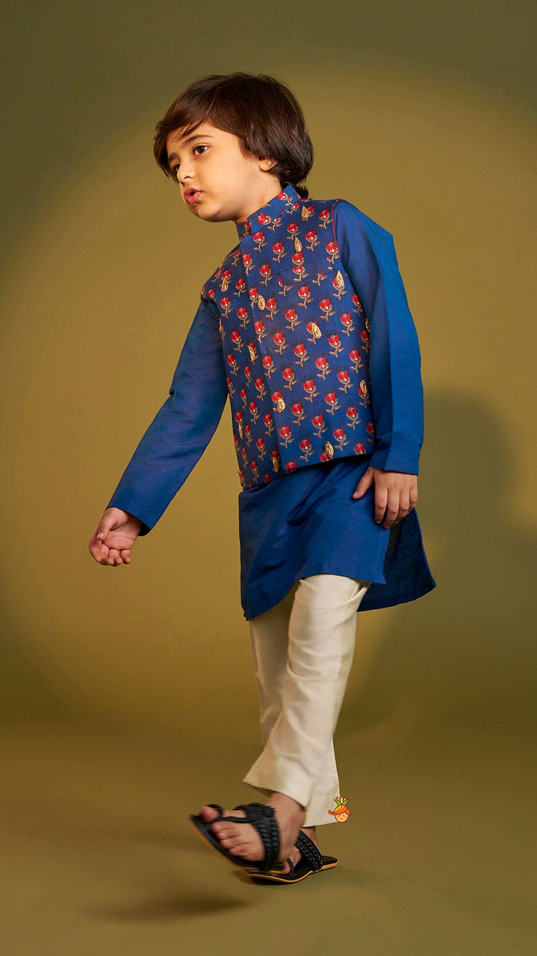 Pre Order: Ethnic Kurta With Pocket-Detail Jacket And Pyjama