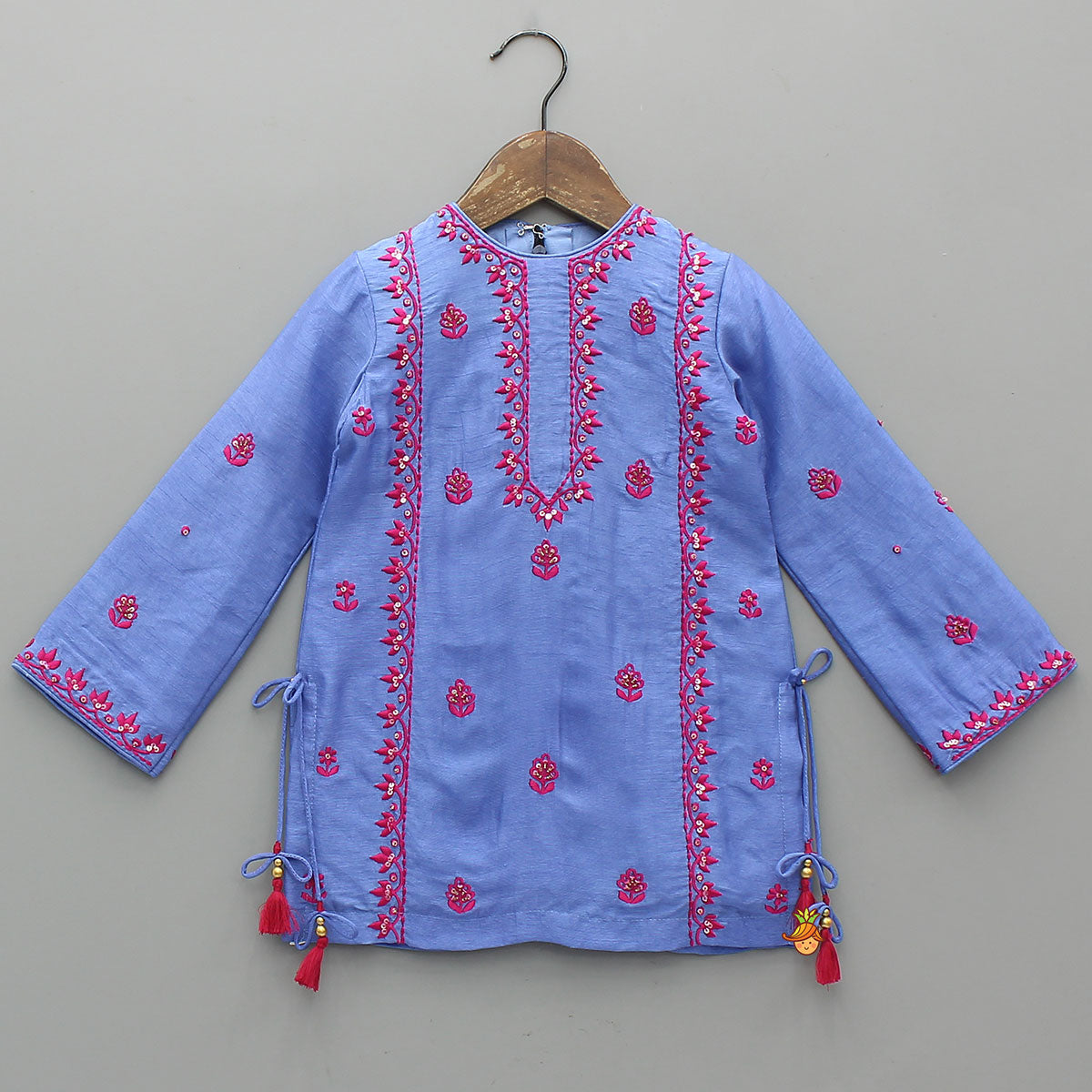 Pre Order: Contrasting Thread-Embroidered Kurti And Pant