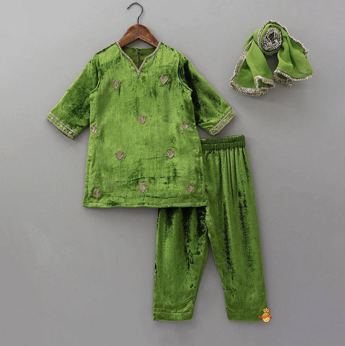 Pre Order: Cut-Dana Embroidered Velvet Kurti And Pant With Dupatta