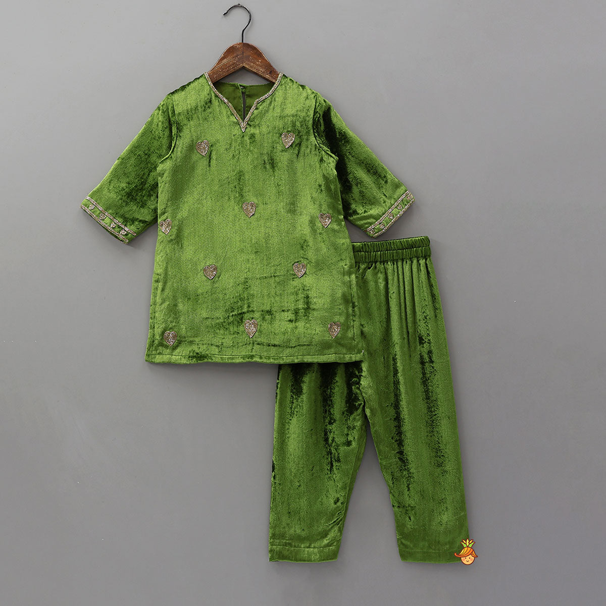 Pre Order: Cut-Dana Embroidered Velvet Kurti And Pant With Dupatta