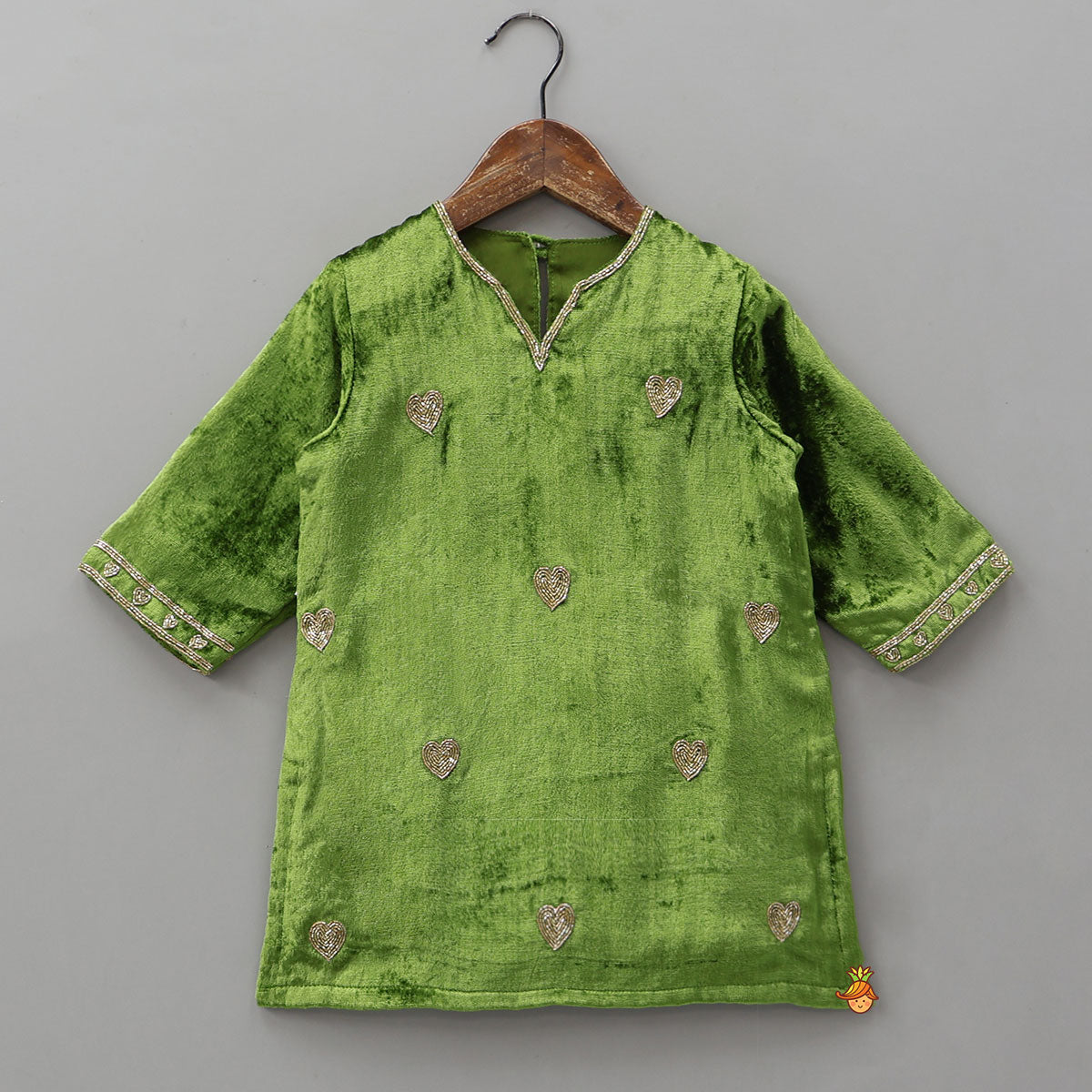 Pre Order: Cut-Dana Embroidered Velvet Kurti And Pant With Dupatta