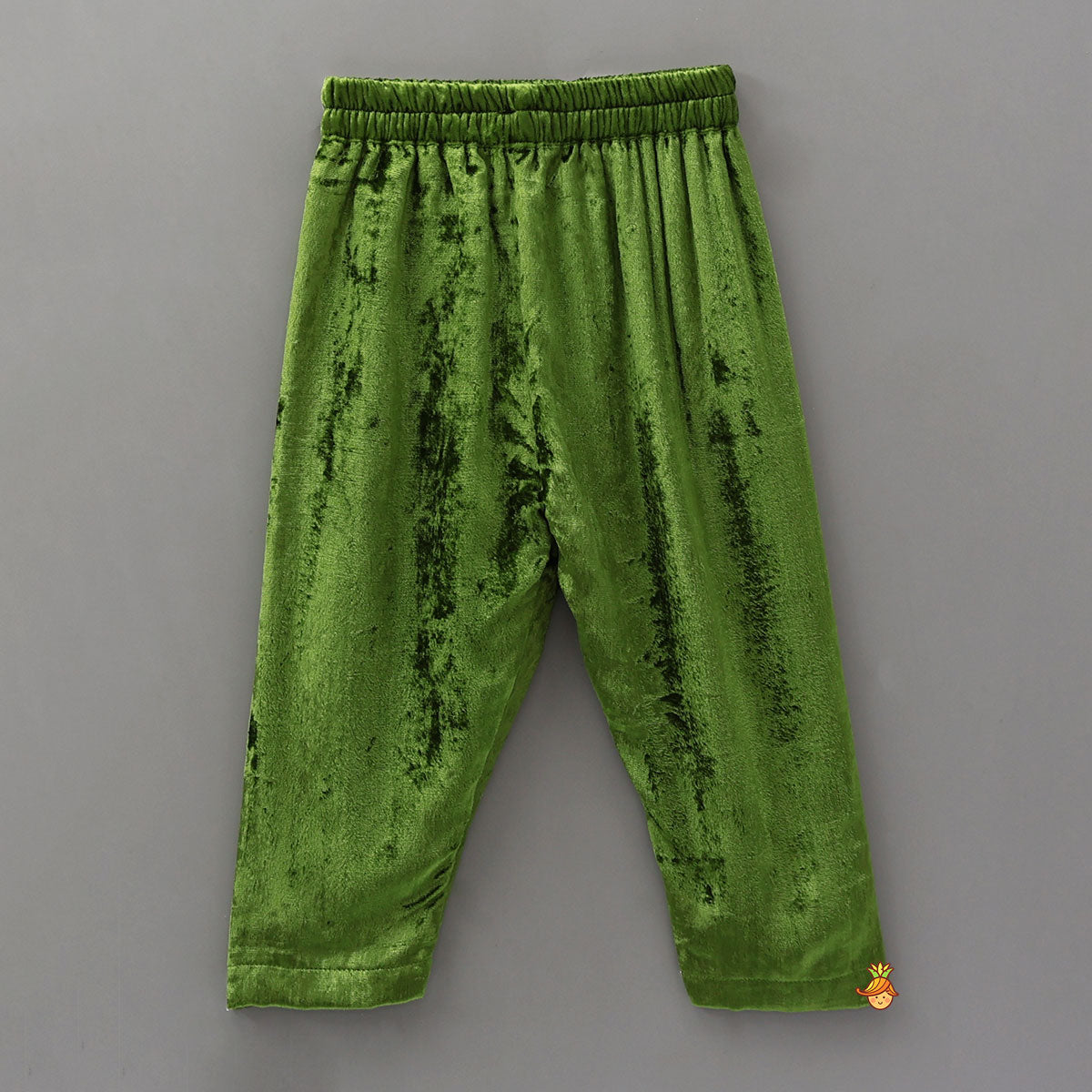 Pre Order: Cut-Dana Embroidered Velvet Kurti And Pant With Dupatta