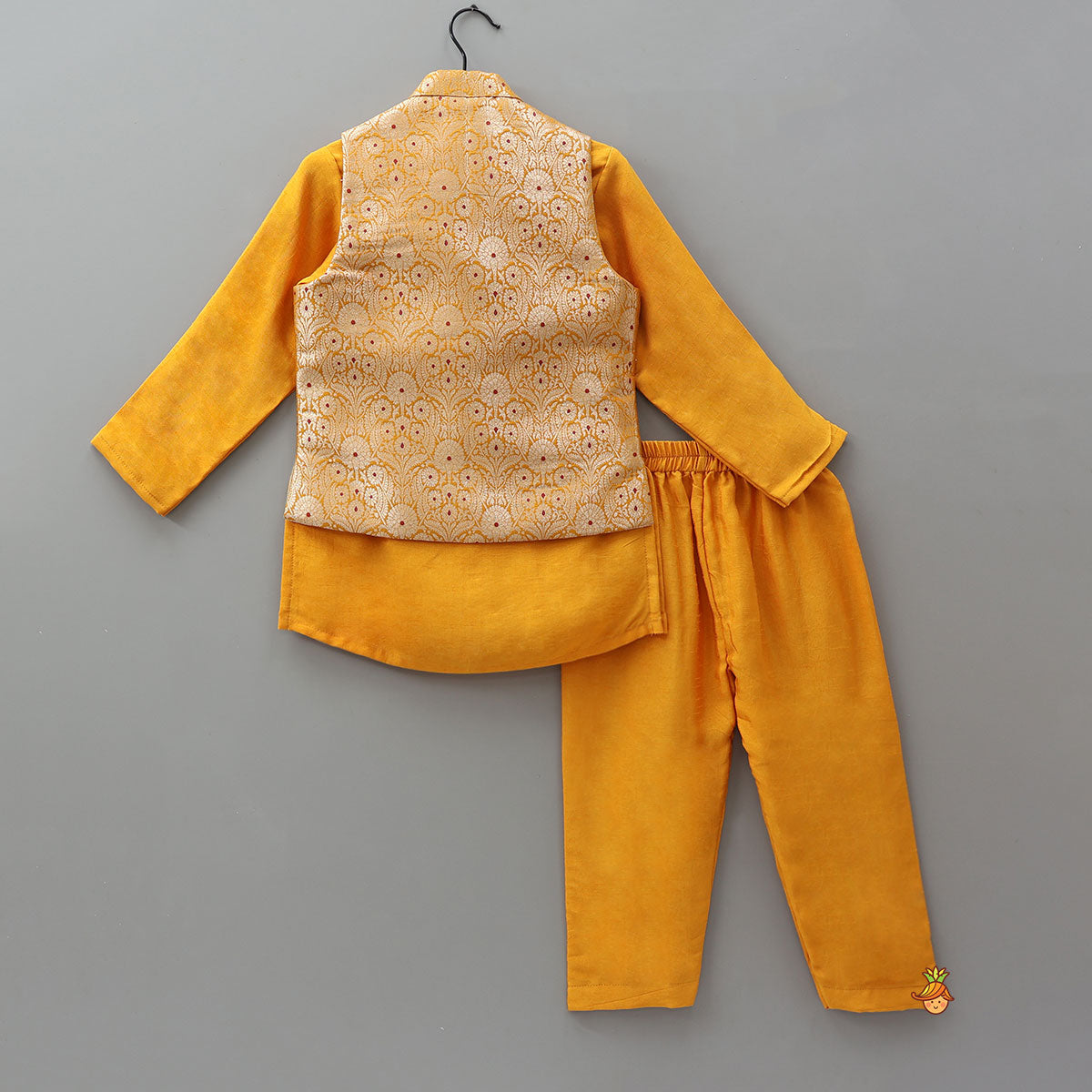 Pre Order: Elegant Kurta With Brocade Jacket And Pyjama