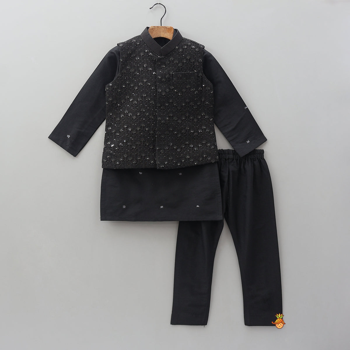 Pre Order: Ethnic Kurta With Pocket Detail Embroidered Jacket And Pyjama