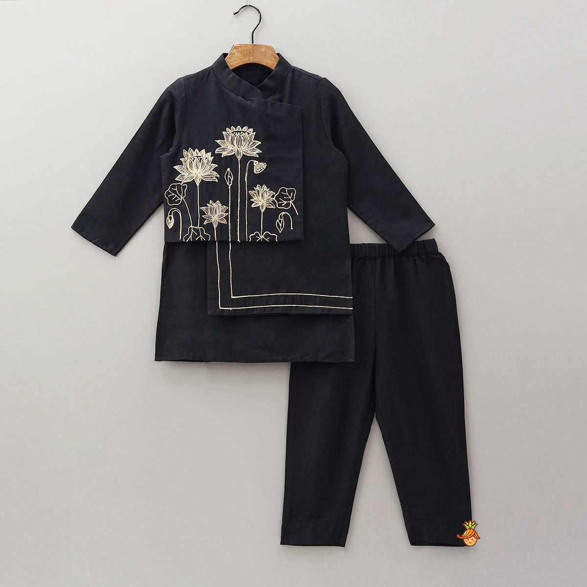 Pre Order: Ethnic Kurta With Embroidered Flap And Pyjama