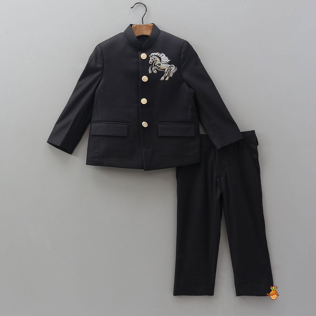 Pre Order: Dual Pocket Detail Elegant Sherwani And Pant