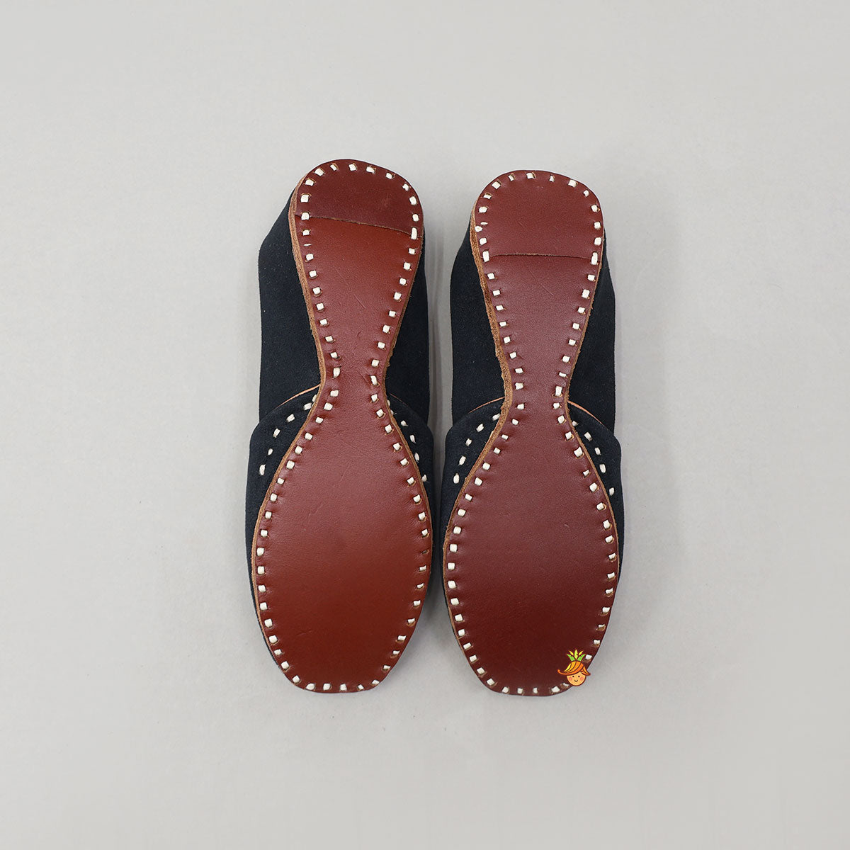 Animal Motif Embroidered Jutti