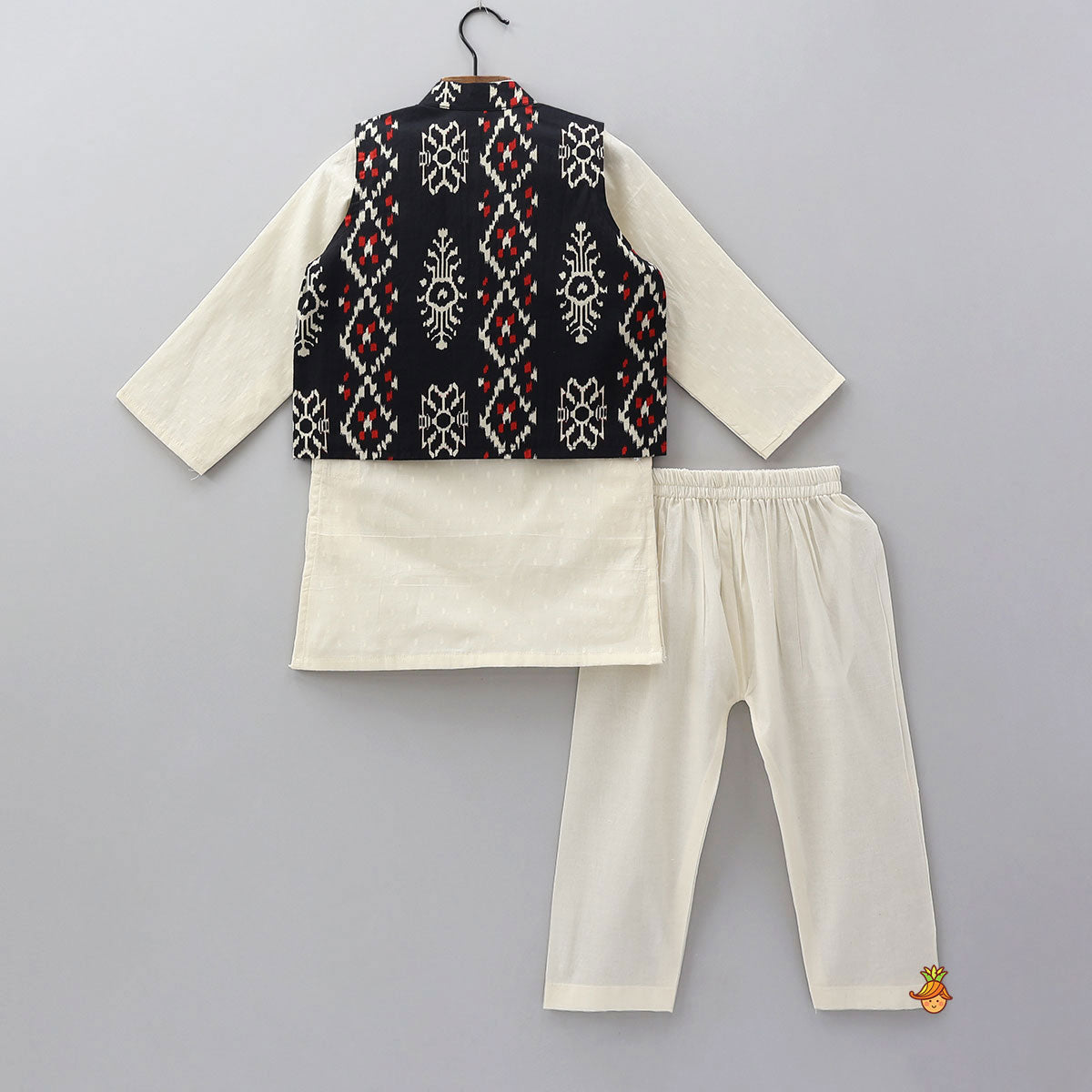 Pre Order: Pocket Detail Ethnic Kurta With Contrasting Jacket And Pyjama