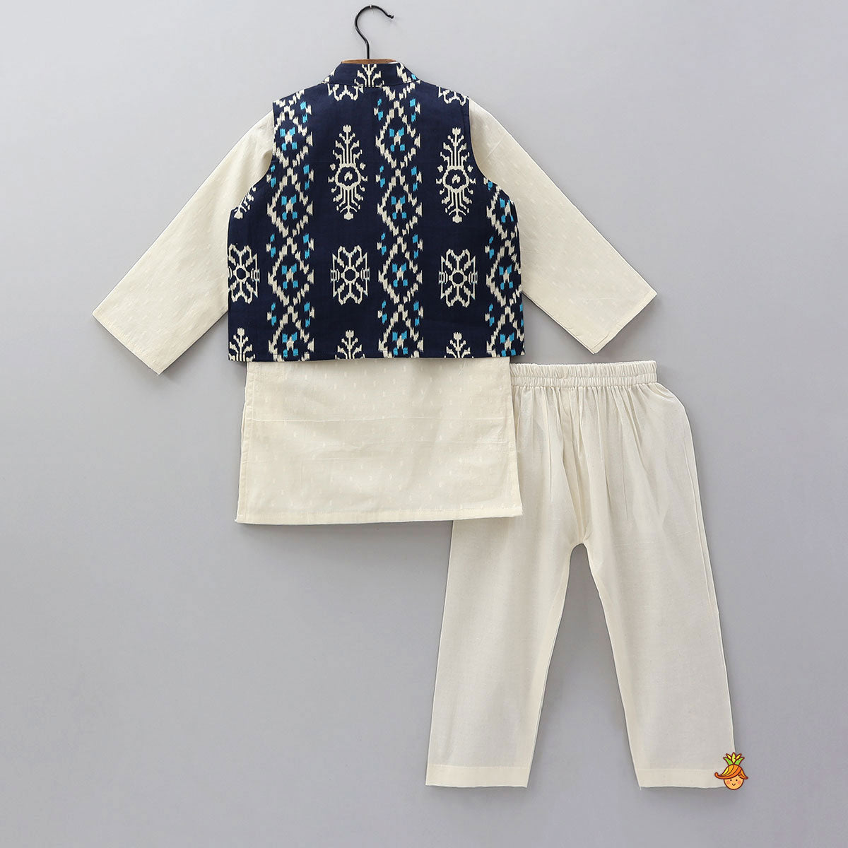 Pre Order: Pocket Detail Kurta With Contrasting Jacket And Pyjama