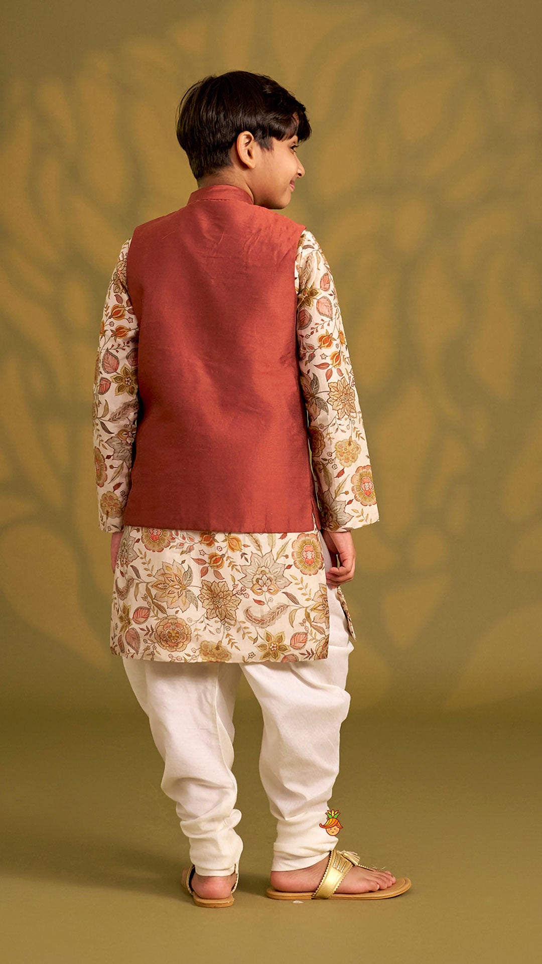 Pre Order: Printed Kurta With Asymmetric Jacket And Churidar
