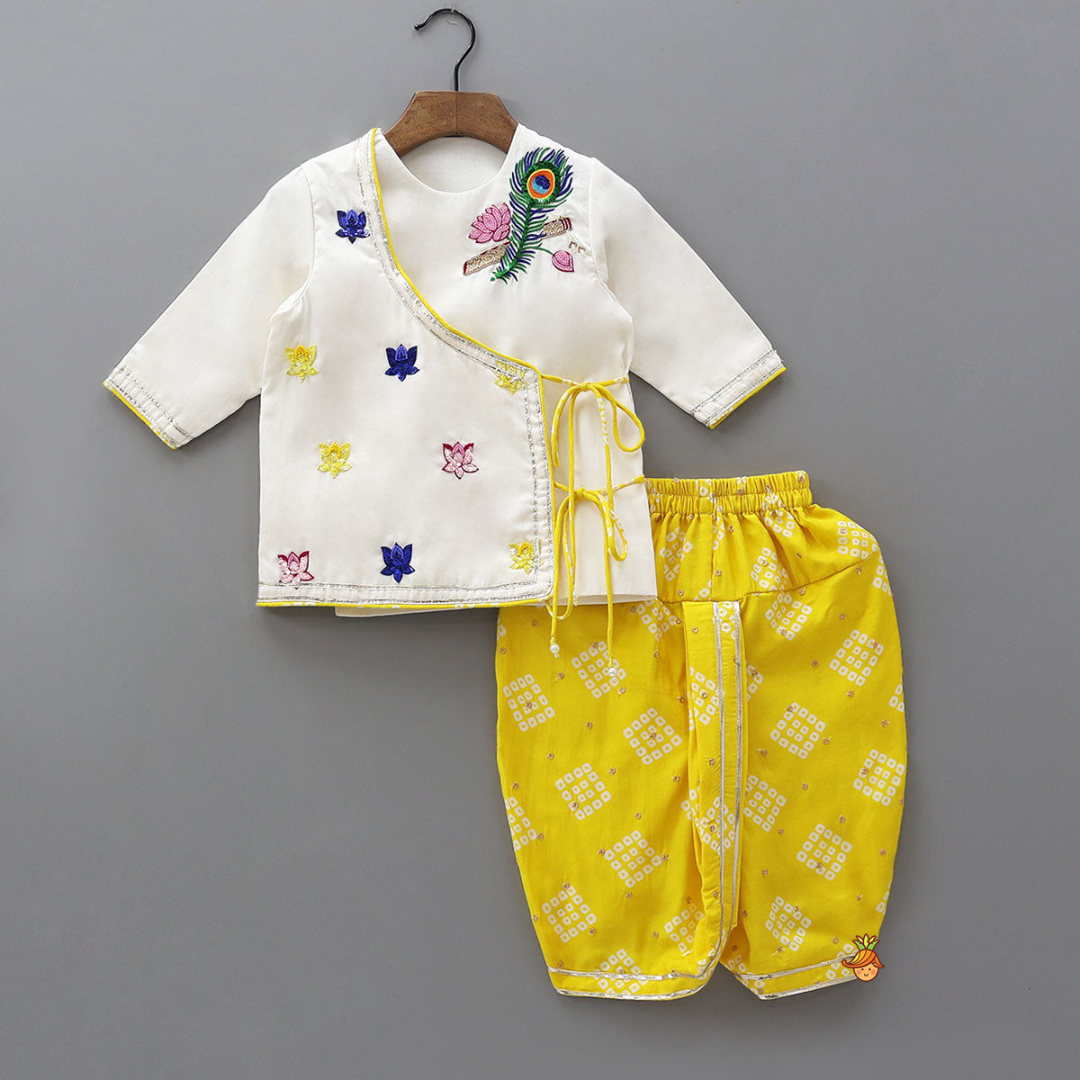 Pre Order: Mor Pankh Embroidered Kurta And Bandhani Printed Dhoti With Matching Mukut And Basuri