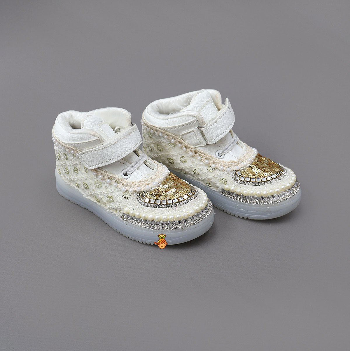 Fashionable Embroidered Lace Shoes