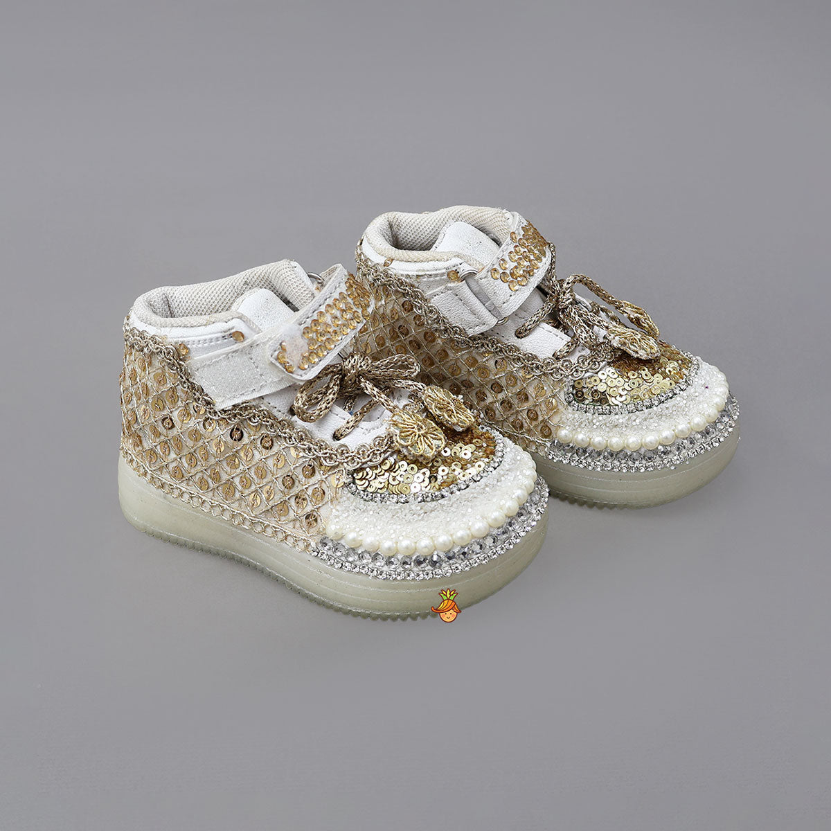 Fashionable Hand Embroidered Lace Shoes With Knot Detailing