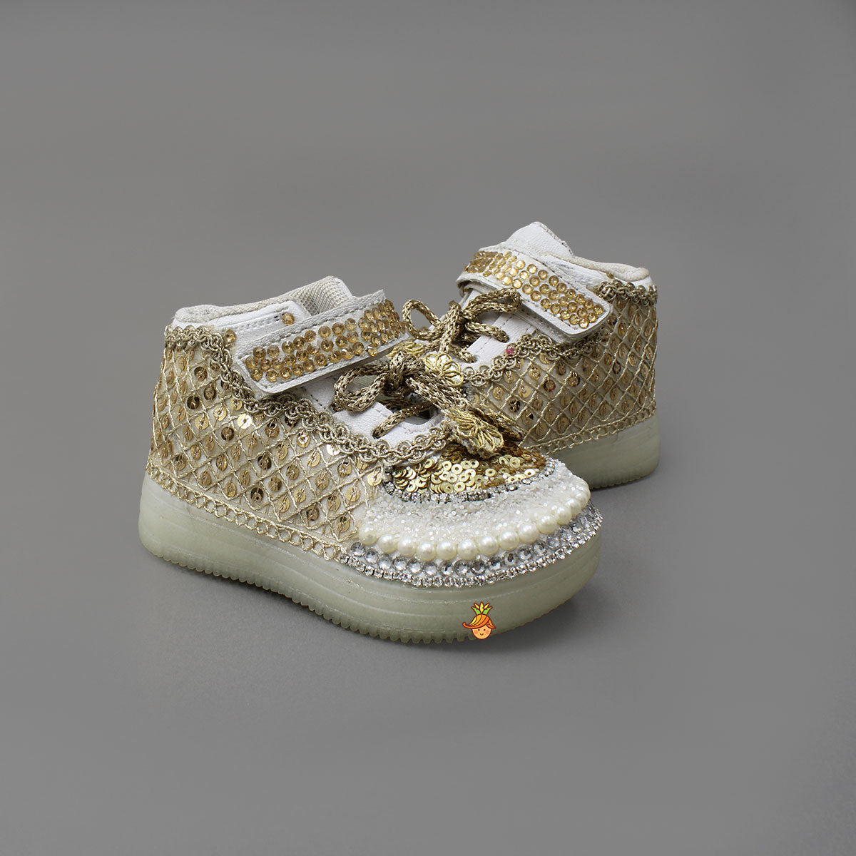 Fashionable Hand Embroidered Lace Shoes With Knot Detailing