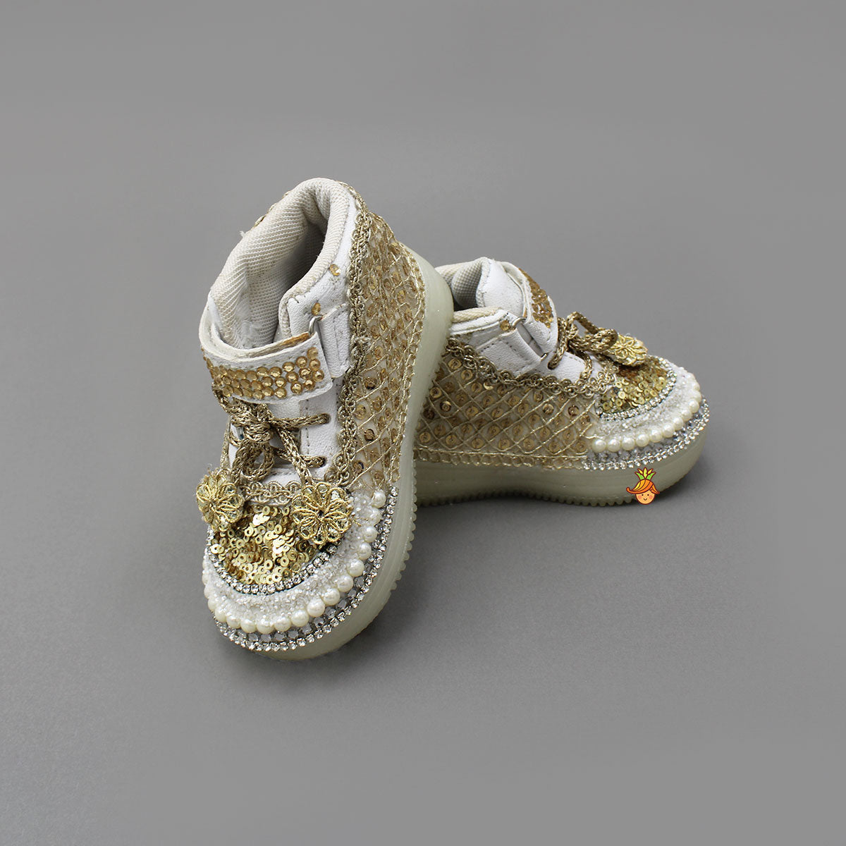 Fashionable Hand Embroidered Lace Shoes With Knot Detailing
