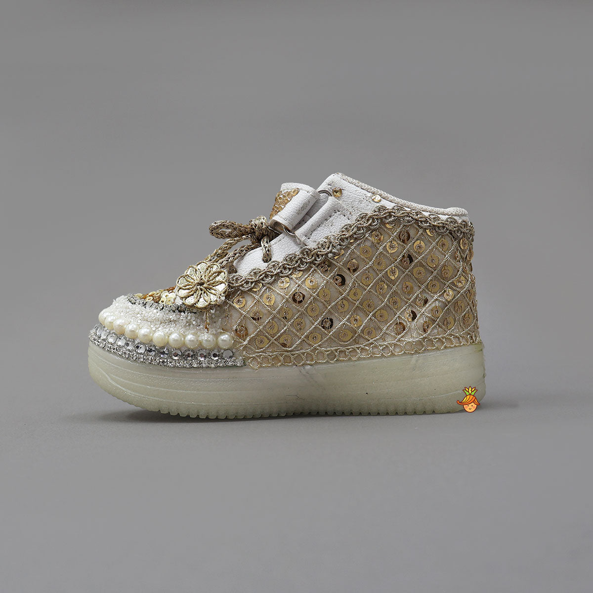 Fashionable Hand Embroidered Lace Shoes With Knot Detailing