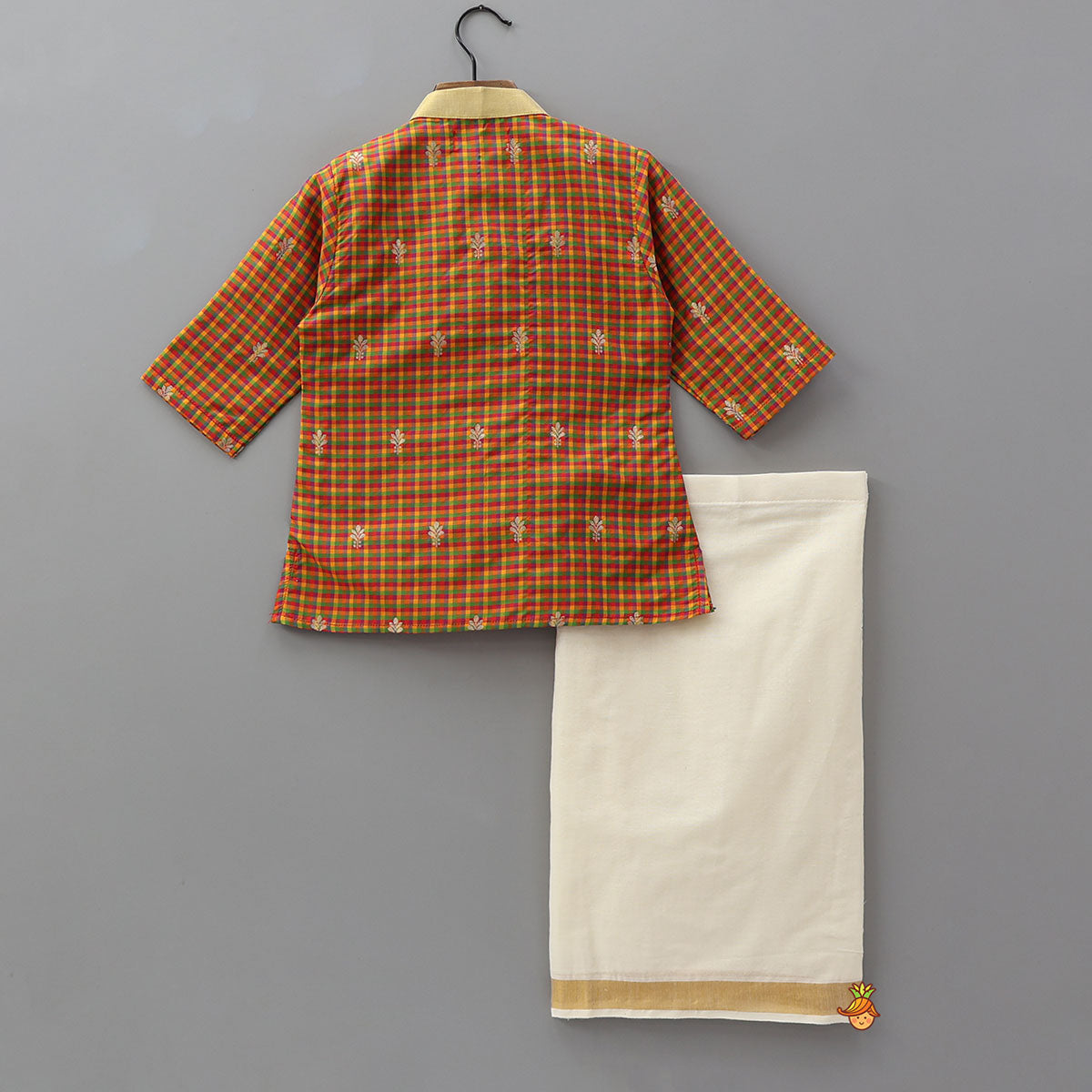 Pre Order: Traditional Checks Kurta And Lungi