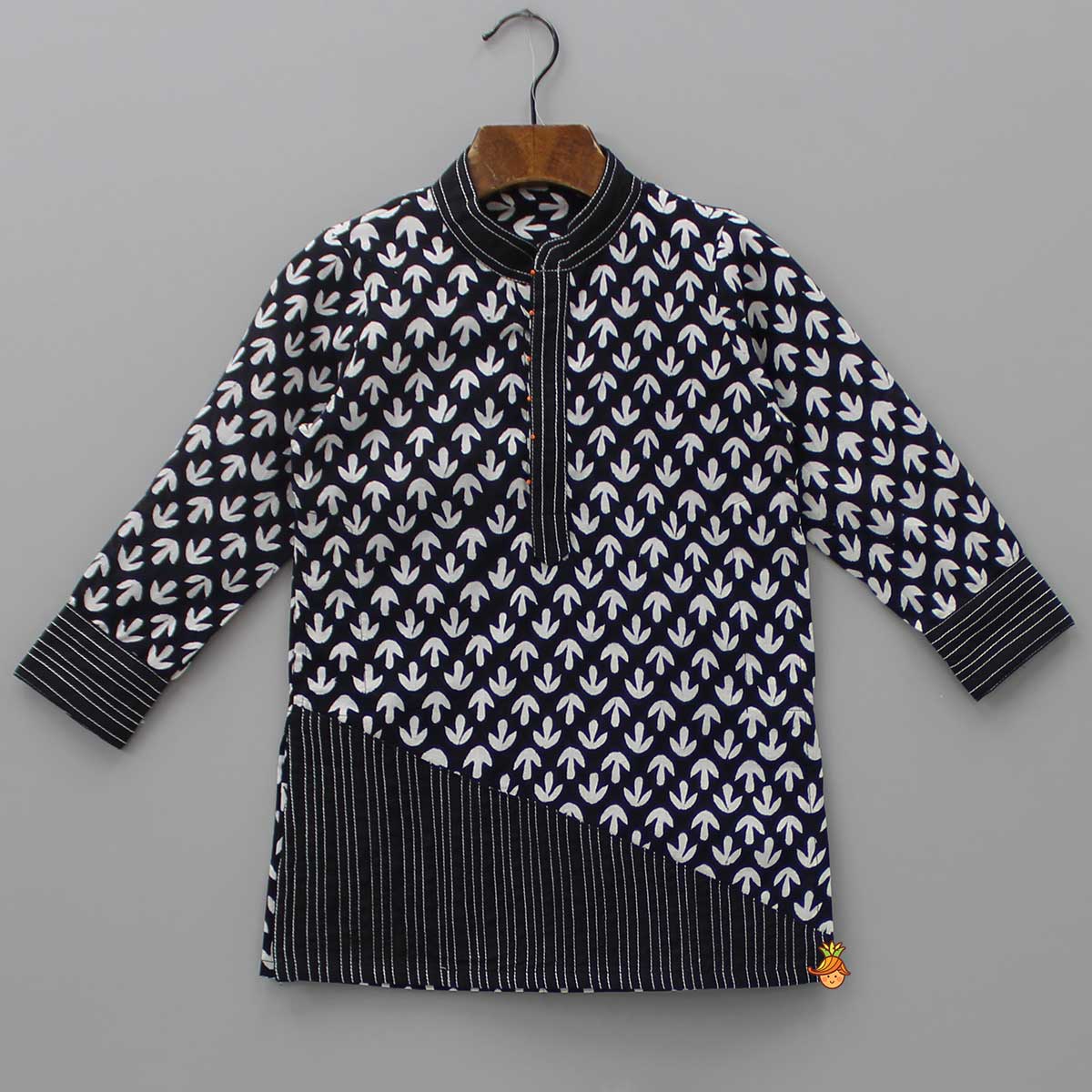 Pre Order: Black And White Thread Detailed Kurta With Pyjama