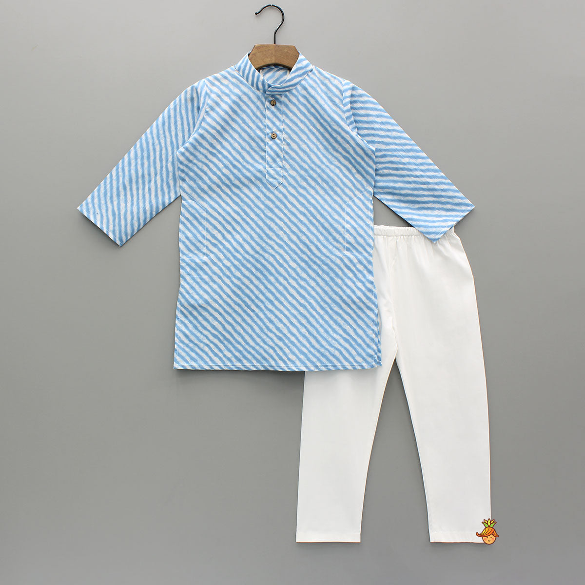 Leheriya Printed Mandarin Collar Kurta With White Pyjama
