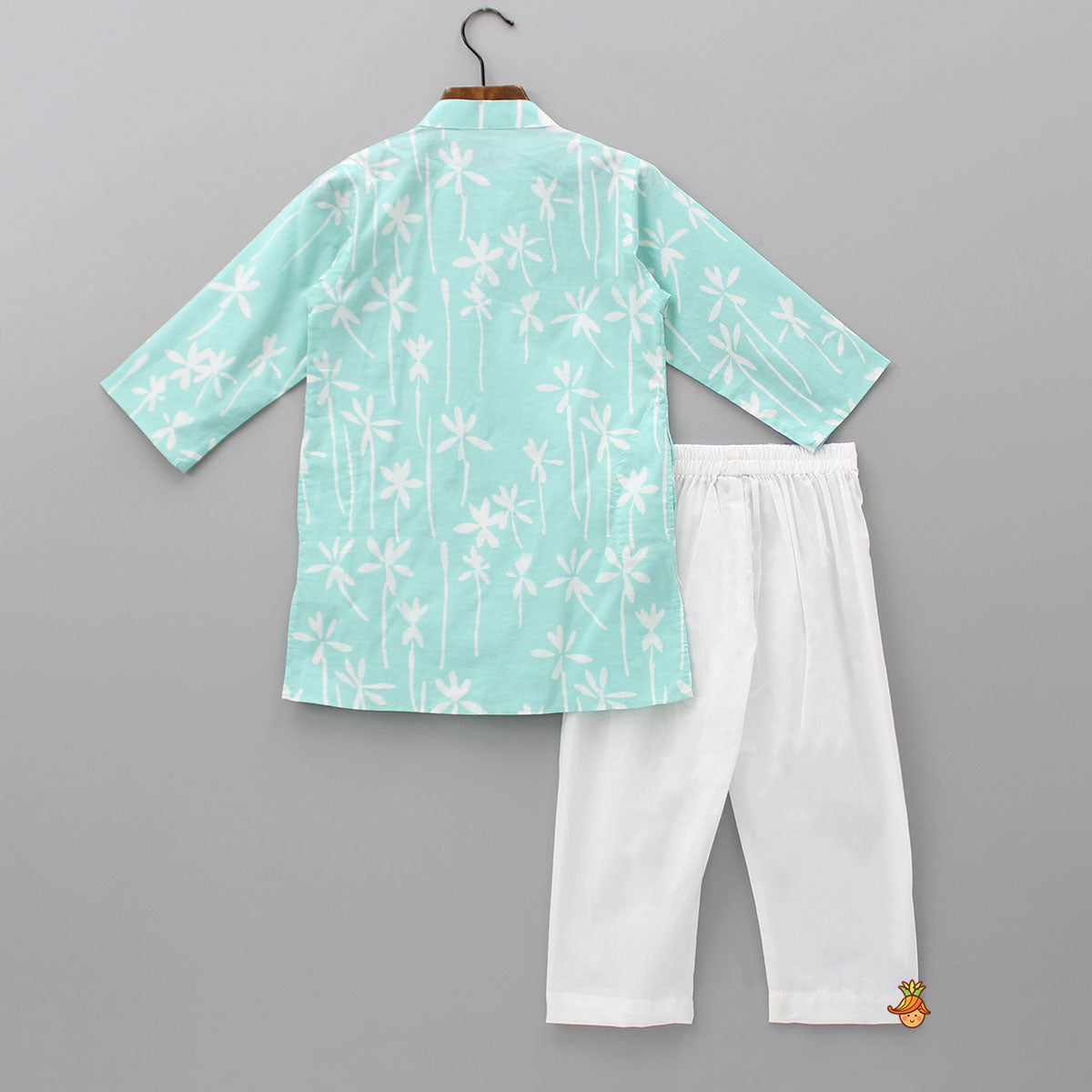 Pre Order: Pockets Detailed Printed Kurta With Off White Pyjama