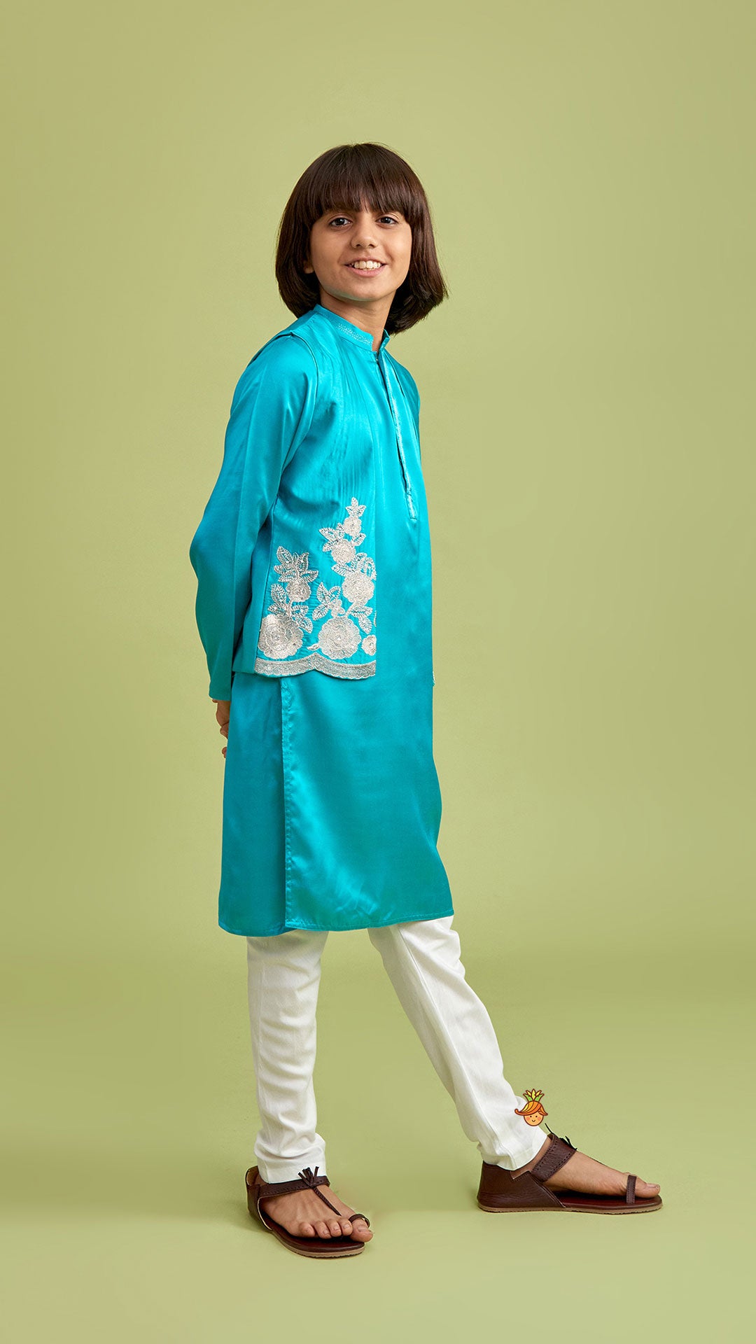 Pre Order: Green Kurta With Embroidered Open Jacket And Pyjama