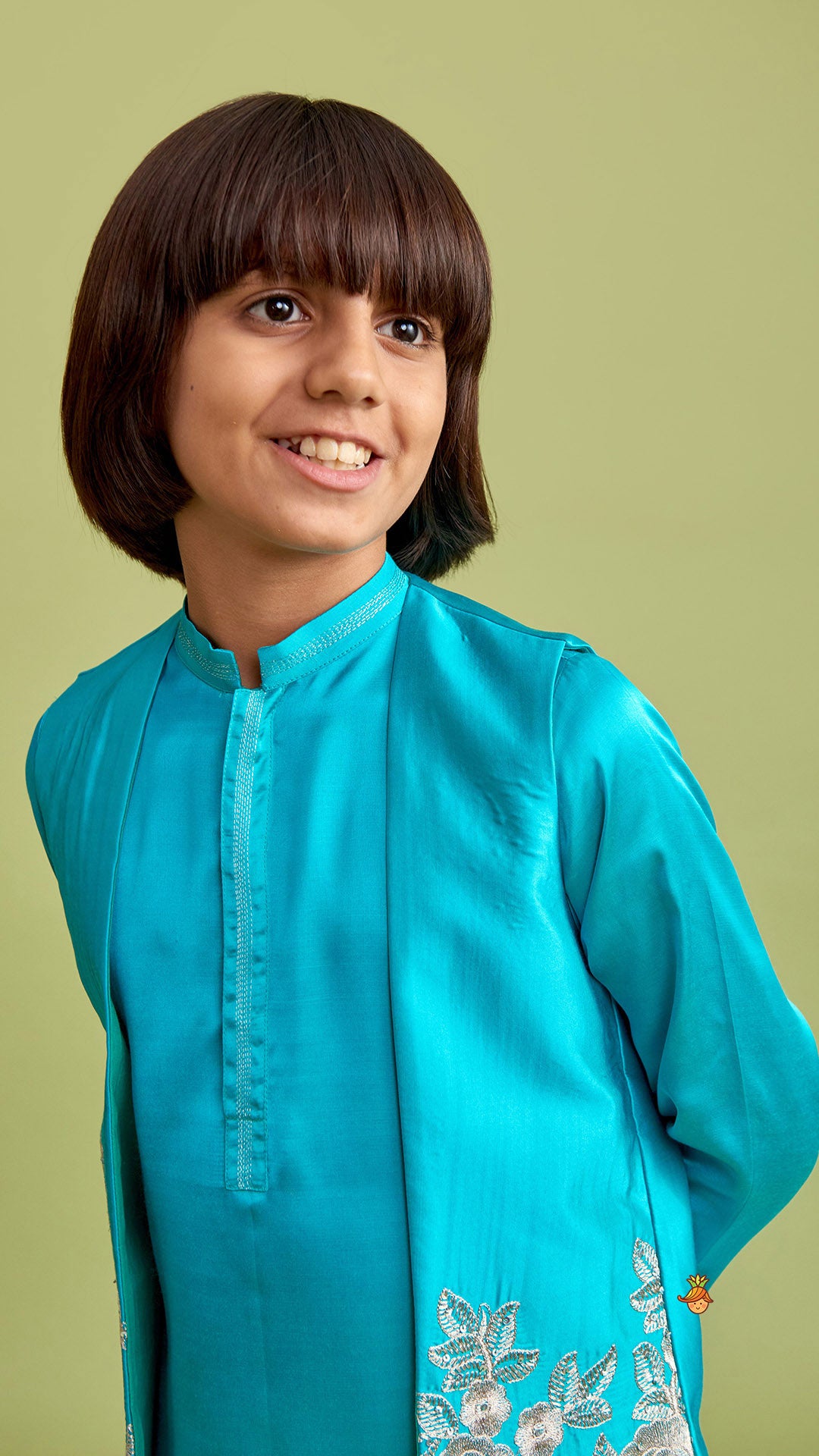 Pre Order: Green Kurta With Embroidered Open Jacket And Pyjama