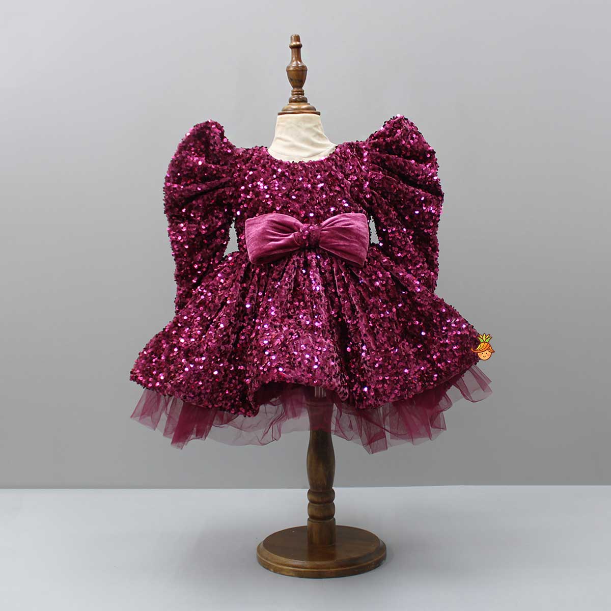 Pre Order: Stylish Sleeves Exquisite Dress With Velvet Hair Clip