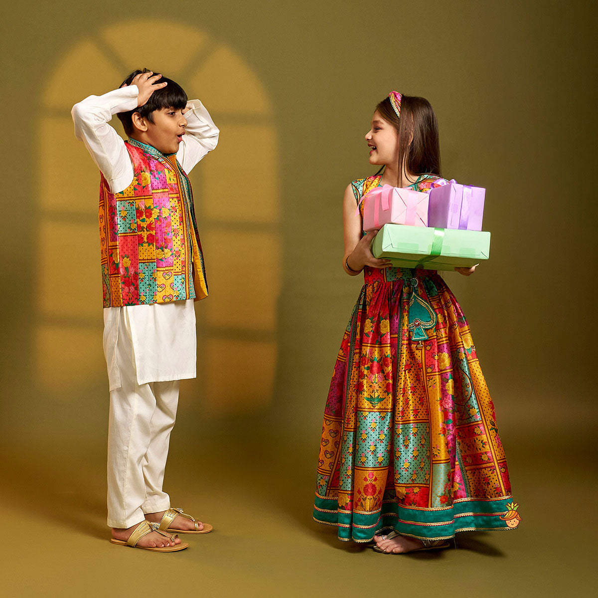 Elegant Multicolour Printed Sleeveless Dress With Attached Bag And Matching Hairband twinning model image 4