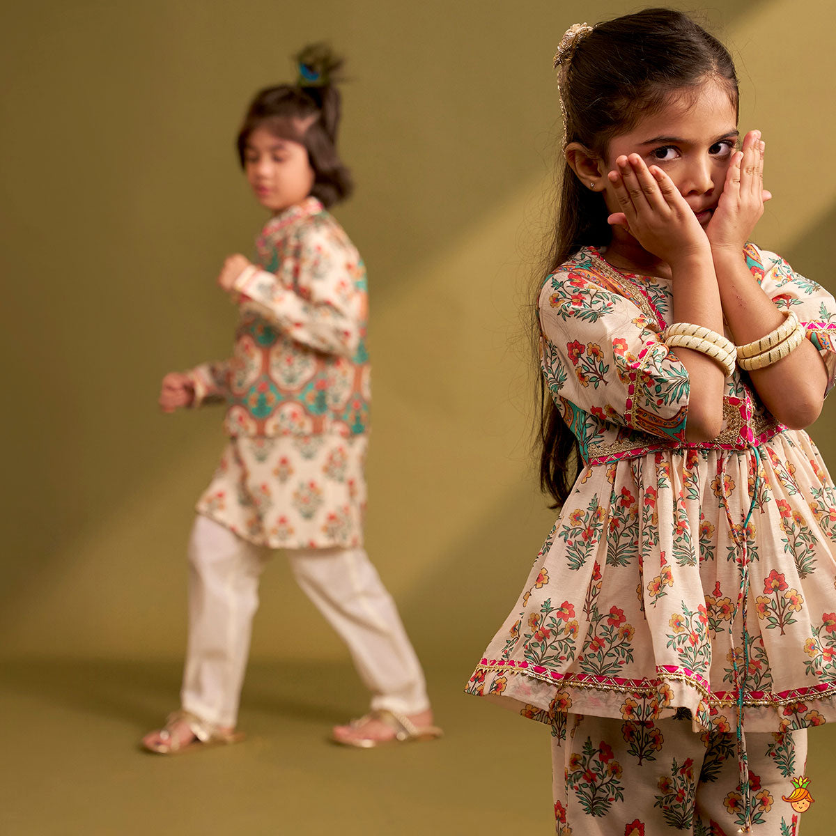 Floral Printed Kurta With Front Open Jacket And Pyjama twinning model image 3