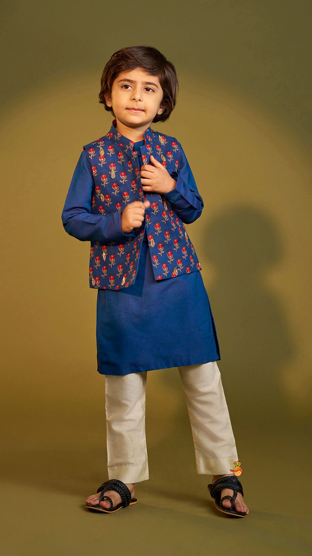 Pre Order: Ethnic Kurta With Pocket-Detail Jacket And Pyjama