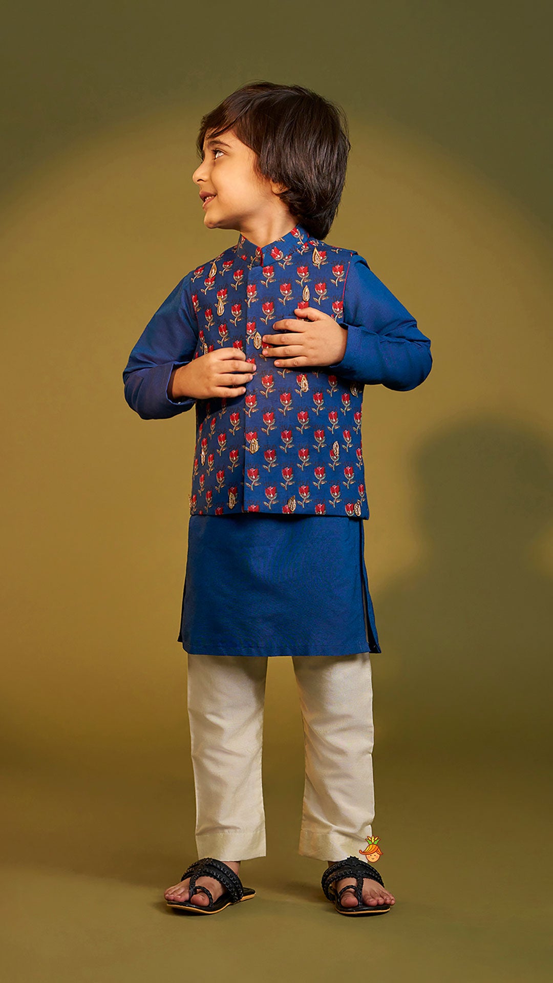 Pre Order: Ethnic Kurta With Pocket-Detail Jacket And Pyjama