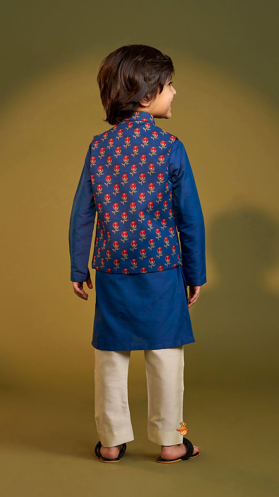 Pre Order: Ethnic Kurta With Pocket-Detail Jacket And Pyjama