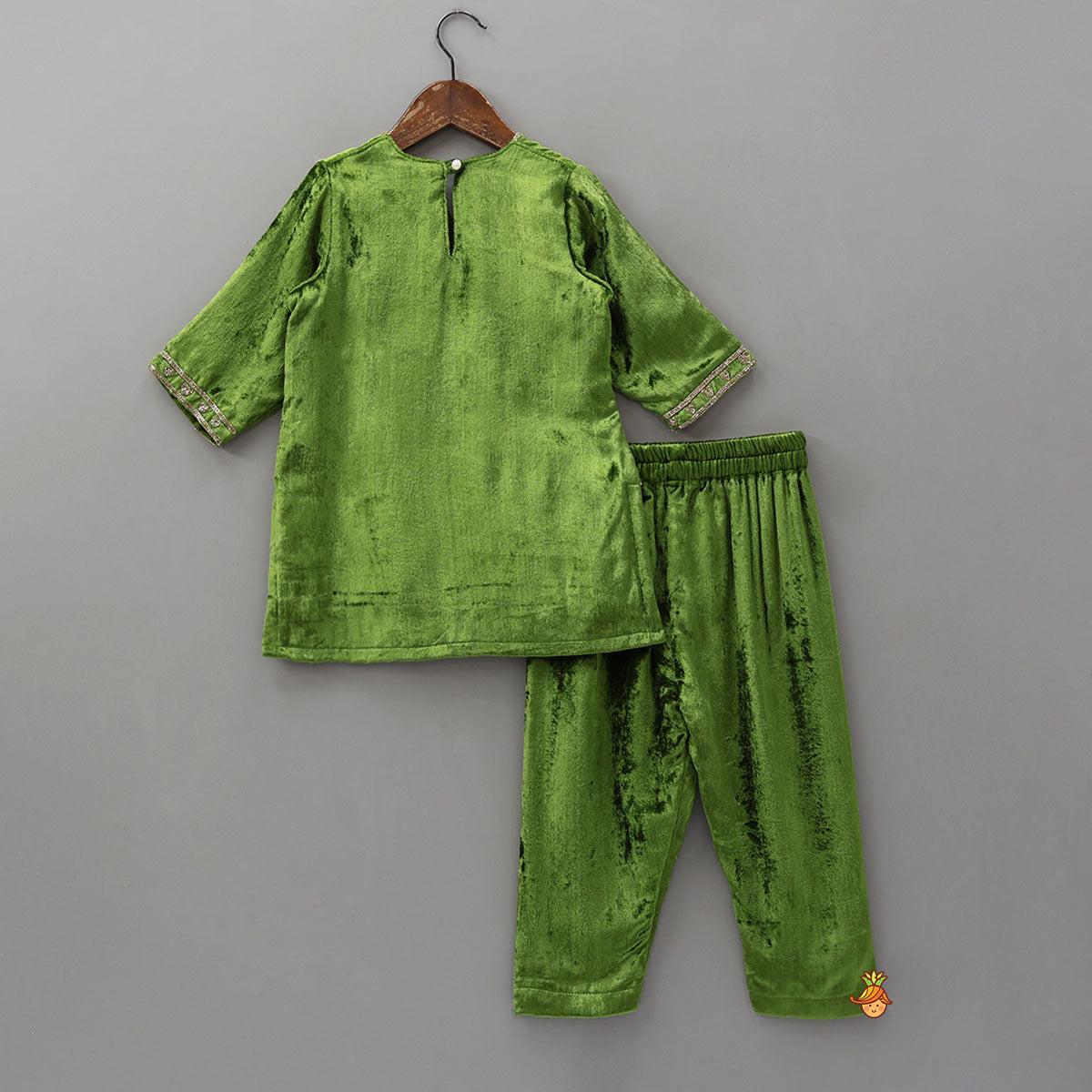 Pre Order: Cut-Dana Embroidered Velvet Kurti And Pant With Dupatta