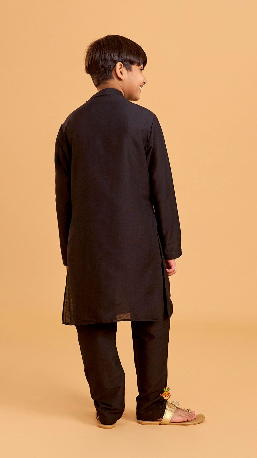 Pre Order: Ethnic Kurta With Embroidered Flap And Pyjama