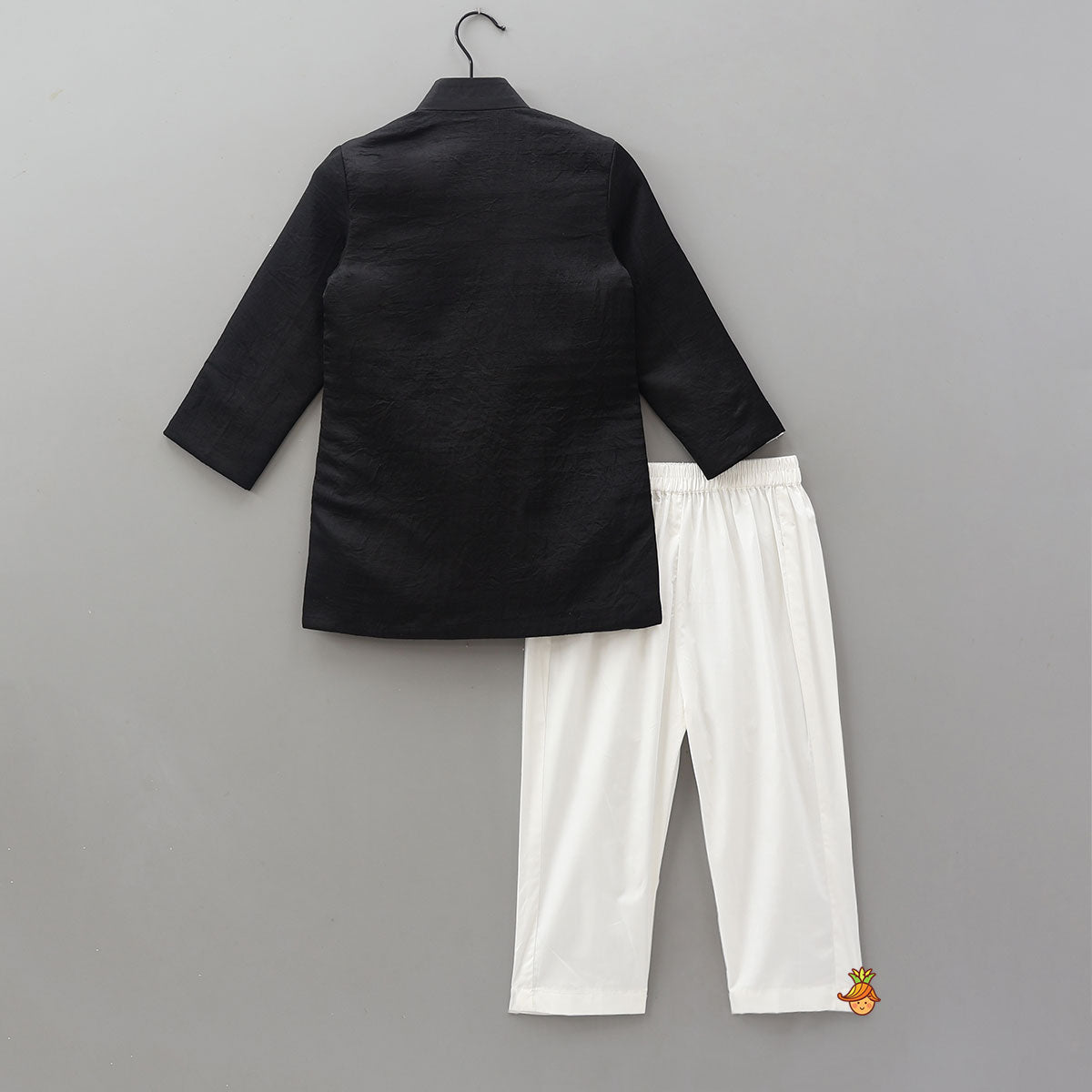 Pre Order: Chain Embellished Kurta And Pyjama