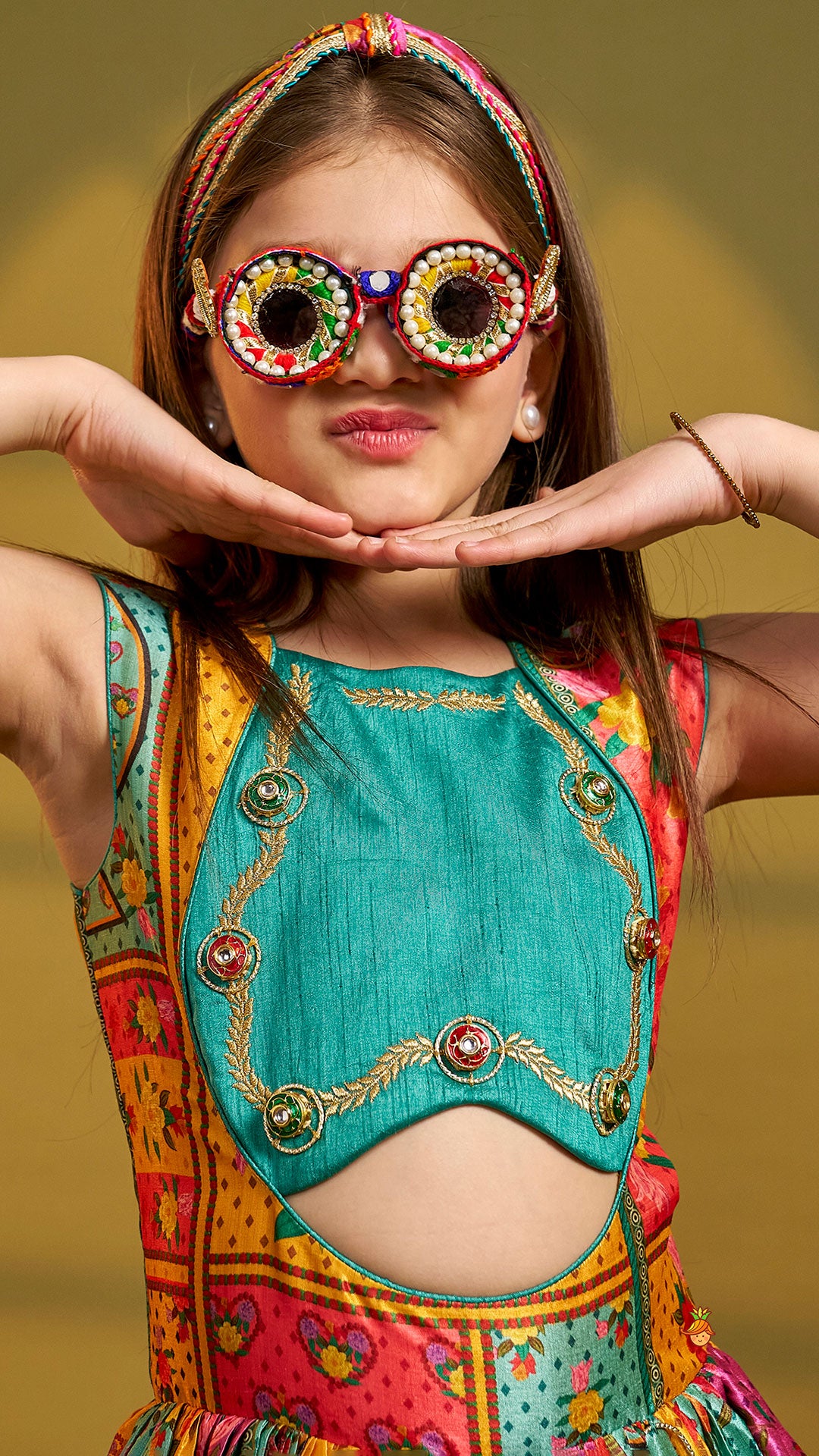 Elegant Multicolour Printed Sleeveless Dress With Attached Bag And Matching Hairband