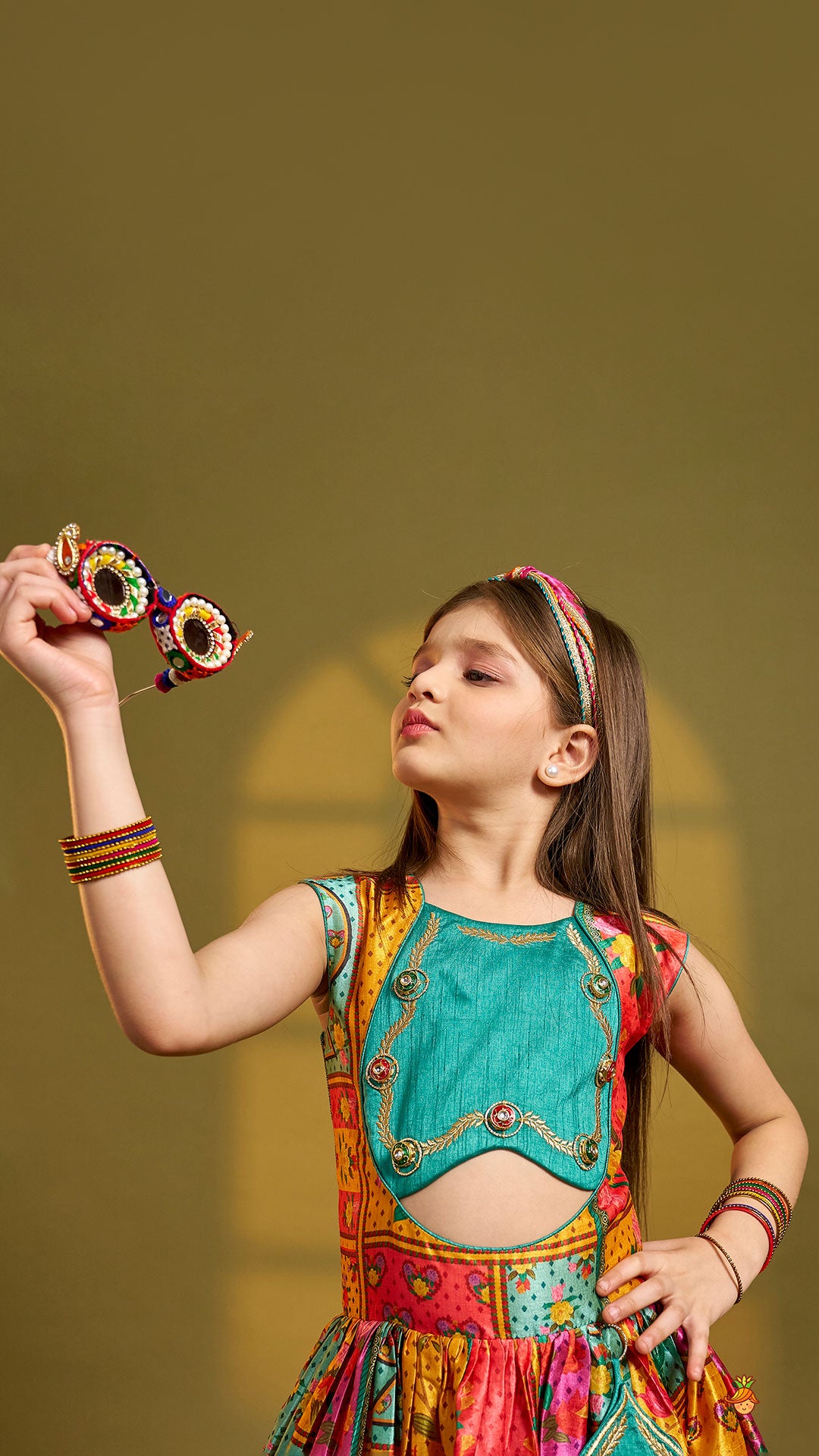 Elegant Multicolour Printed Sleeveless Dress With Attached Bag And Matching Hairband